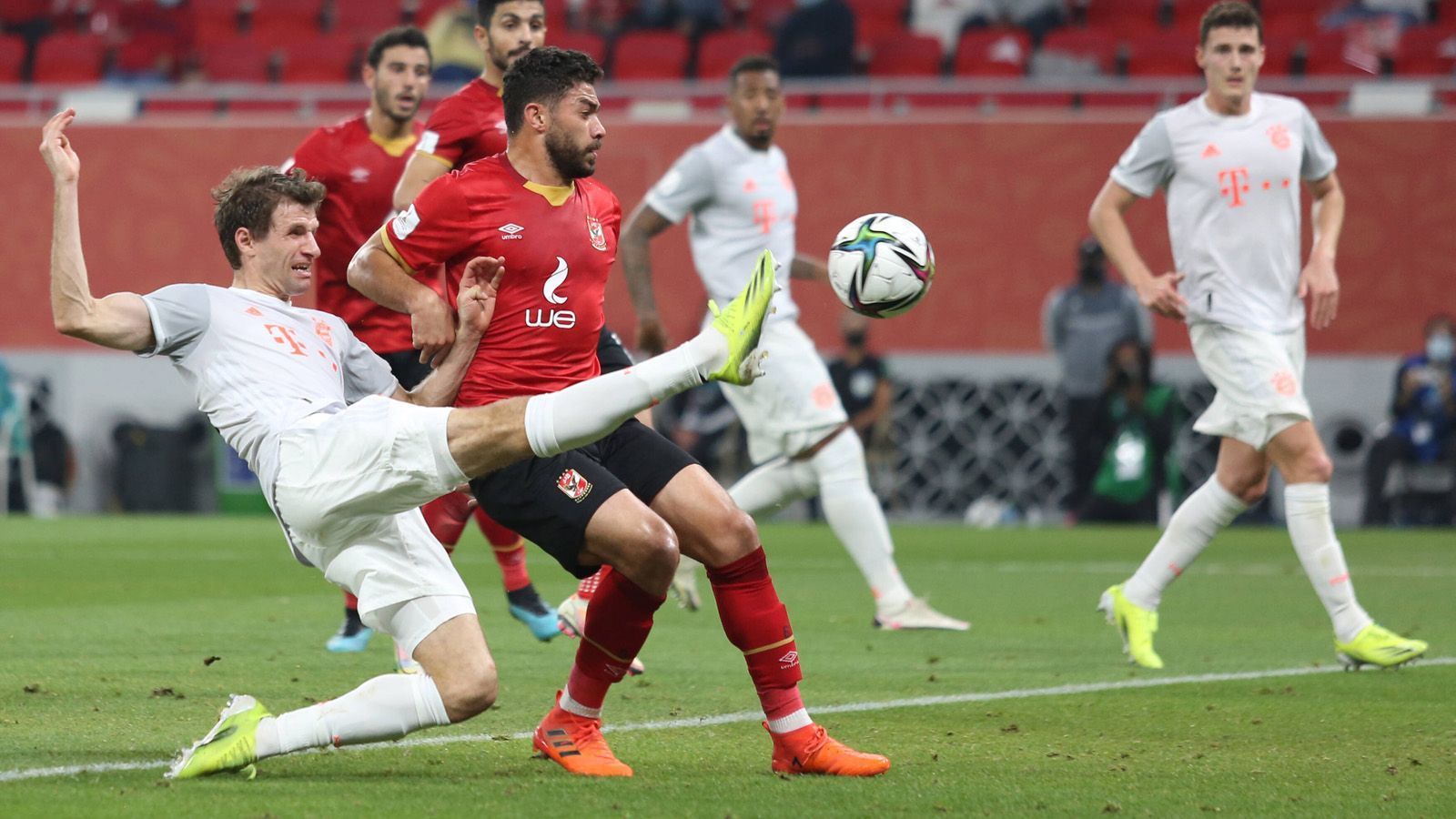 
                <strong>Bayerns Spieler haben Bock auf die Klub-WM</strong><br>
                Die Chance, nach dem FC Barcelona als zweiter Klub überhaupt das Sextuple zu gewinnen, treibt die Bayern an. Gegen Al Ahly verzichtete Hansi Flick auf Rotation im großen Stil und ließ Leistungsträger wie Robert Lewandowski über die volle Distanz durchspielen. Knapp 63 Prozent gewonnene Zweikämpfe zeigen außerdem, dass der Rekordmeister mit ganzem Ernst bei der Sache war. Der Auftritt macht klar: Die Klub-WM ist für die Spieler mehr als eine bloße Pflichtaufgabe. Das hatte ja auch schon Karl-Heinz Rummenigge zuletzt immer wieder betont.
              