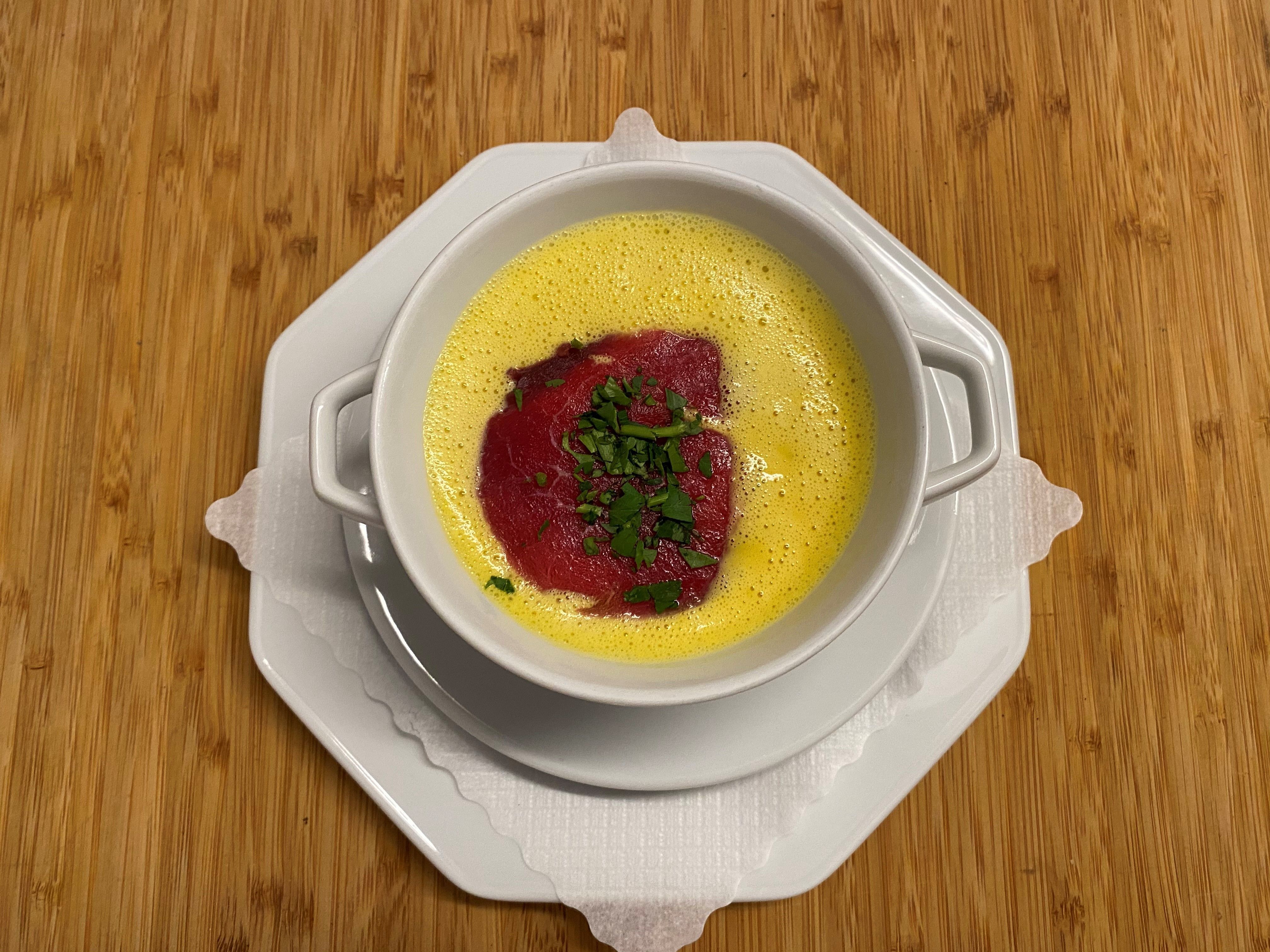 Paprikasuppe mit Carpaccio | Rezept aus Mein Lokal, Dein Lokal