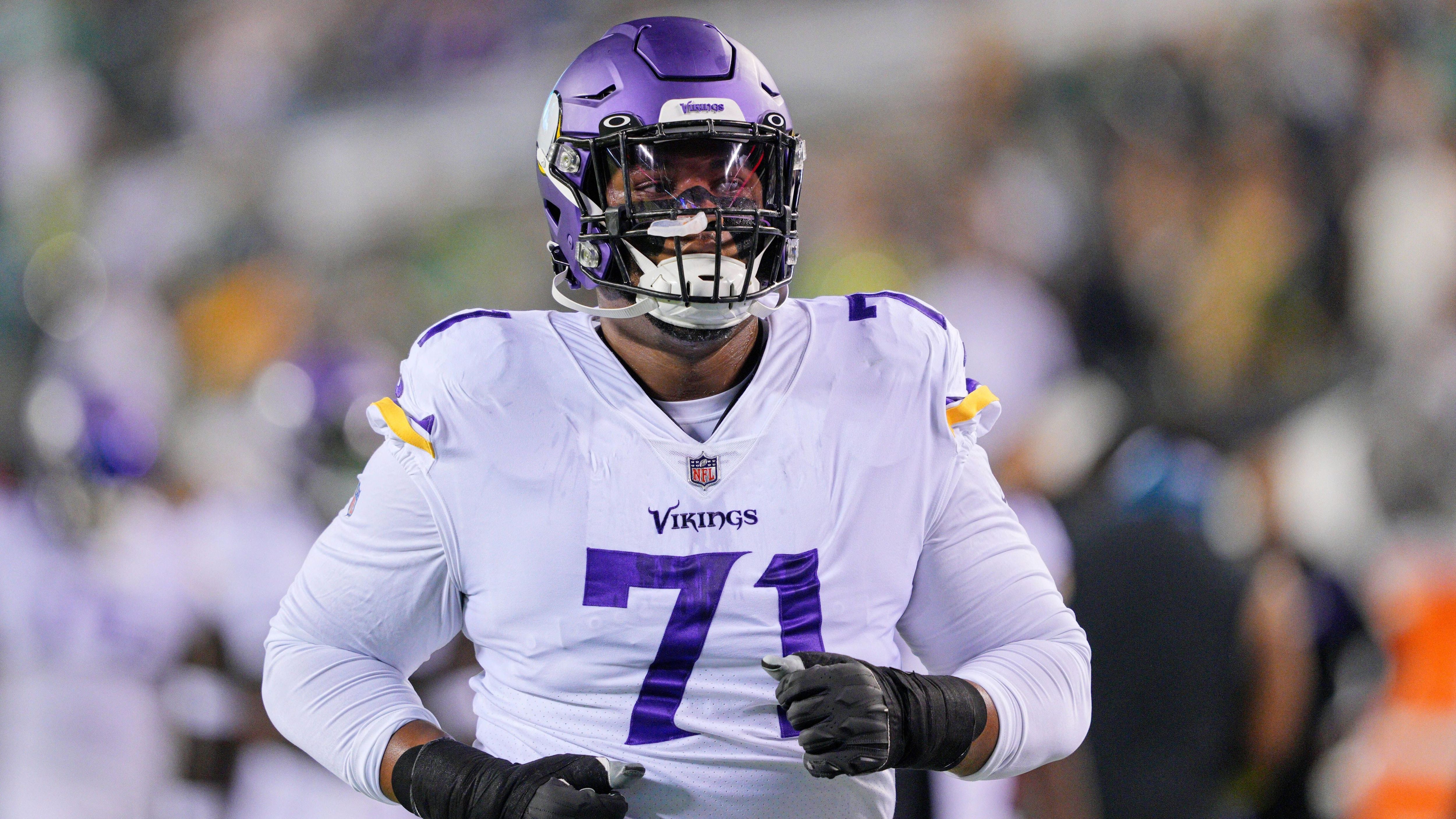 
                <strong>Platz 9: Christian Darrisaw - Minnesota Vikings</strong><br>
                &#x2022; Ranking im vorigen Jahr: nicht in Top 10<br>&#x2022; Statistiken in der Saison 2022: 5 zugelassene Sacks, 80,5 Prozent Run Block Win Rate<br>
              