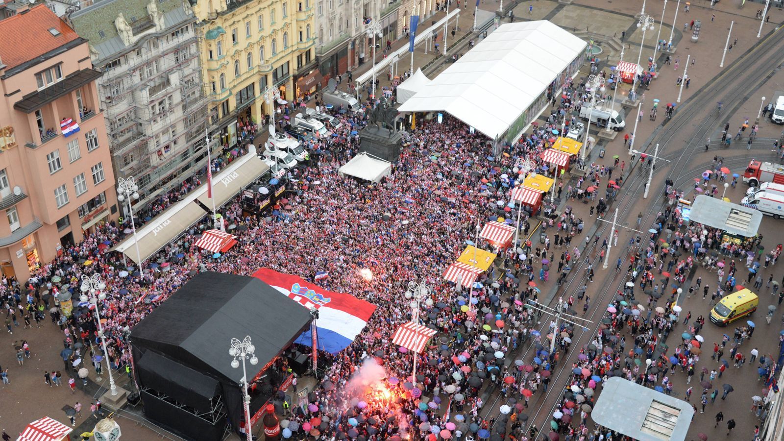 
                <strong>Land</strong><br>
                Und natürlich freuen wir uns auch für die Menschen. Für das kleine Land mit seinen 4,2 Millionen Einwohnern wäre der WM-Titel vor allem eine Möglichkeit, sich zumindest für eine kurze Zeit von den Problemen, die die Nation hat, abzulenken. Dabei ist es nicht so, als sei der Finaleinzug ein One-Hit-Wonder. Kroatische Sportler oder Mannschaften sind auch in anderen Sportarten erfolgreich. Aber Fußball ist nun mal Fußball.
              