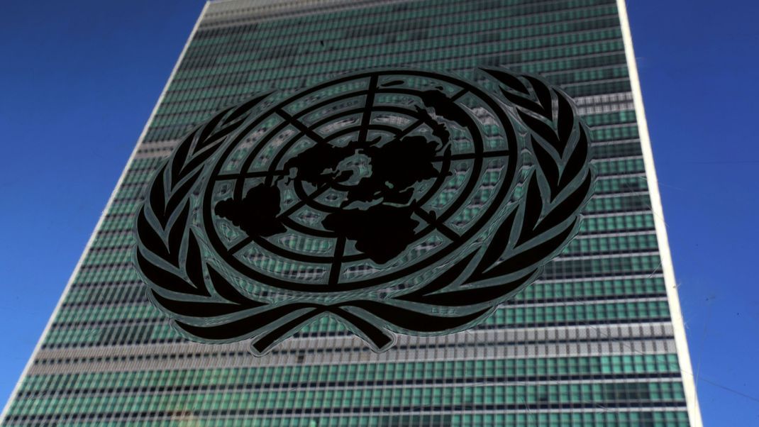 Das Logo der Vereinten Nationen am UN-Hauptquartier in New York.