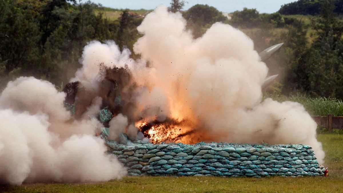 Eine Hawk-Boden-Luft-Rakete wird am 9. Juli 2012 während eines Live-Feuertests auf der Militärbasis Jeoupeng im Bezirk Pingtung im Süden Taiwans abgeschossen. 