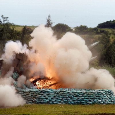 Eine Hawk-Boden-Luft-Rakete wird am 9. Juli 2012 während eines Live-Feuertests auf der Militärbasis Jeoupeng im Bezirk Pingtung im Süden Taiwans abgeschossen. 