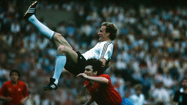 
                <strong>7. Platz: Karl-Heinz Rummenigge (45 Tore)</strong><br>
                In den 1980er-Jahren zählte Karl-Heinz Rummenigge zu den besten Fußballern der Welt. Er wurde zwei Mal "Europas Fußballer des Jahres" (1980 und 1981) und gewann 1980 im DFB-Dress die Europameisterschaft. Heute ist er Vorstandsvorsitzender des FC Bayern München
              