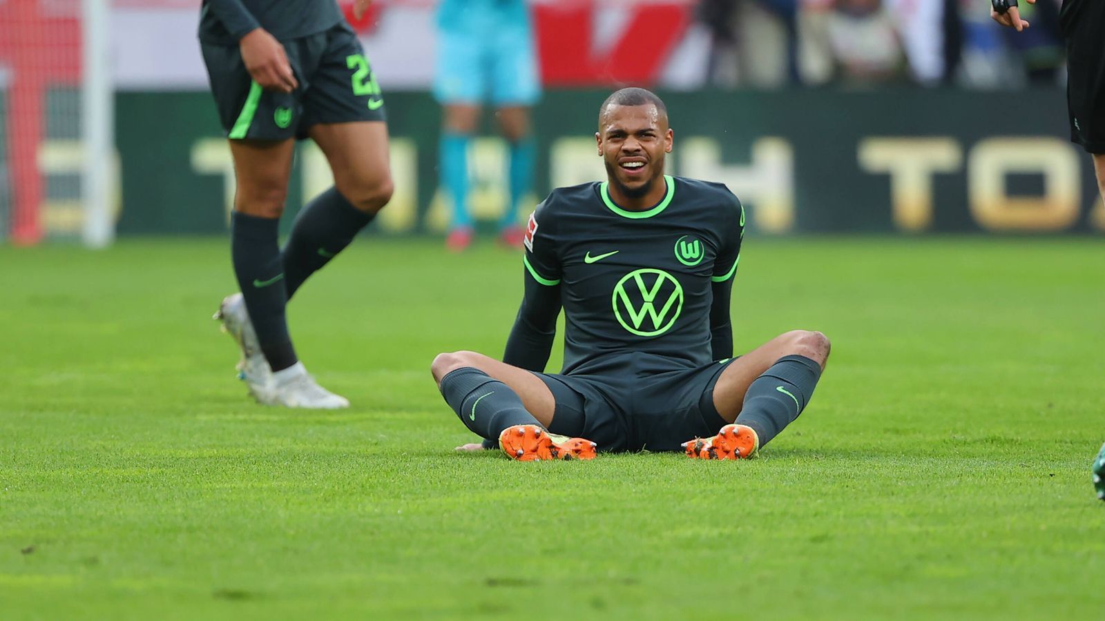 
                <strong>Lukas Nmecha (VfL Wolfsburg)</strong><br>
                Auch für Wolfsburgs Nmecha war es kein gutes Wochenende für seine WM-Hoffnungen: Er steht beim 3:0-Sieg des VfL Wolfsburg in Mainz zwar in der Startelf. Nach 13 Minuten allerdings ein erster Schockmoment, als er ohne Gegnereinwirkung an der Seitenlinie behandelt werden muss. Zwar kann es für ihn weitergehen, doch nach 65 Minuten nimmt ihn Trainer Niko Kovac vom Feld. Während Moukoko auftrumpft, kann Nmecha keine Eigenwerbung betreiben.
              