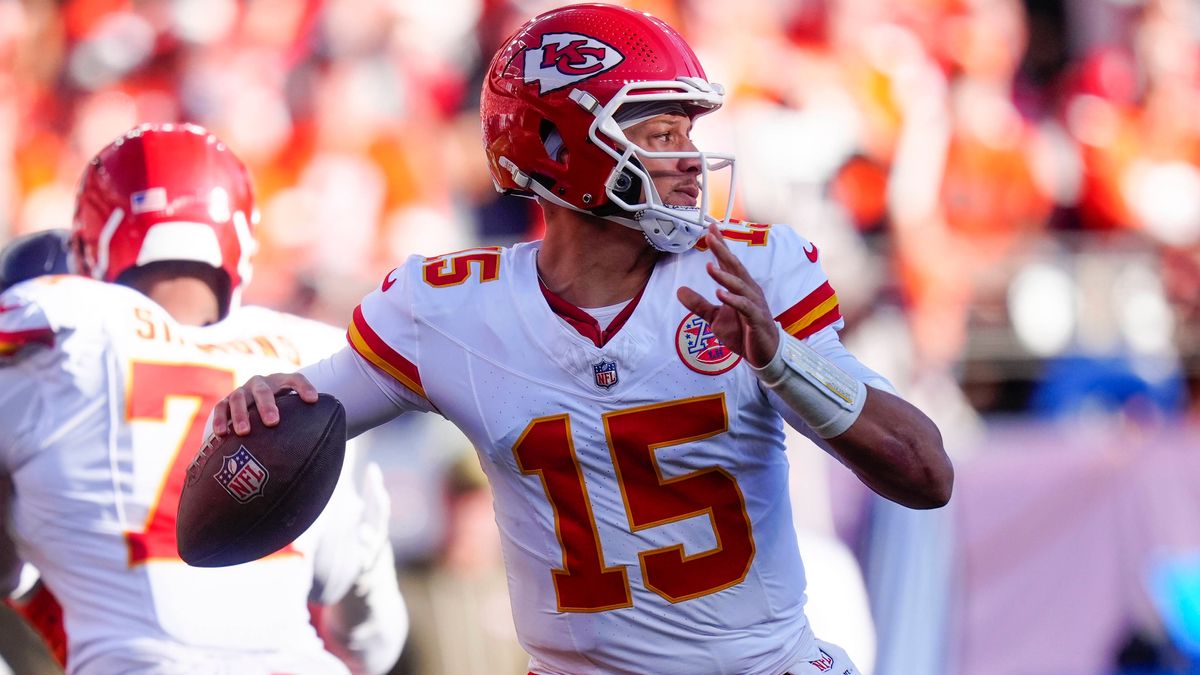 NFL, American Football Herren, USA Kansas City Chiefs at Denver Broncos Nov 16, 2025; Denver, Colorado, USA; Kansas City Chiefs quarterback Patrick Mahomes (15) throws a pass during the first quart...