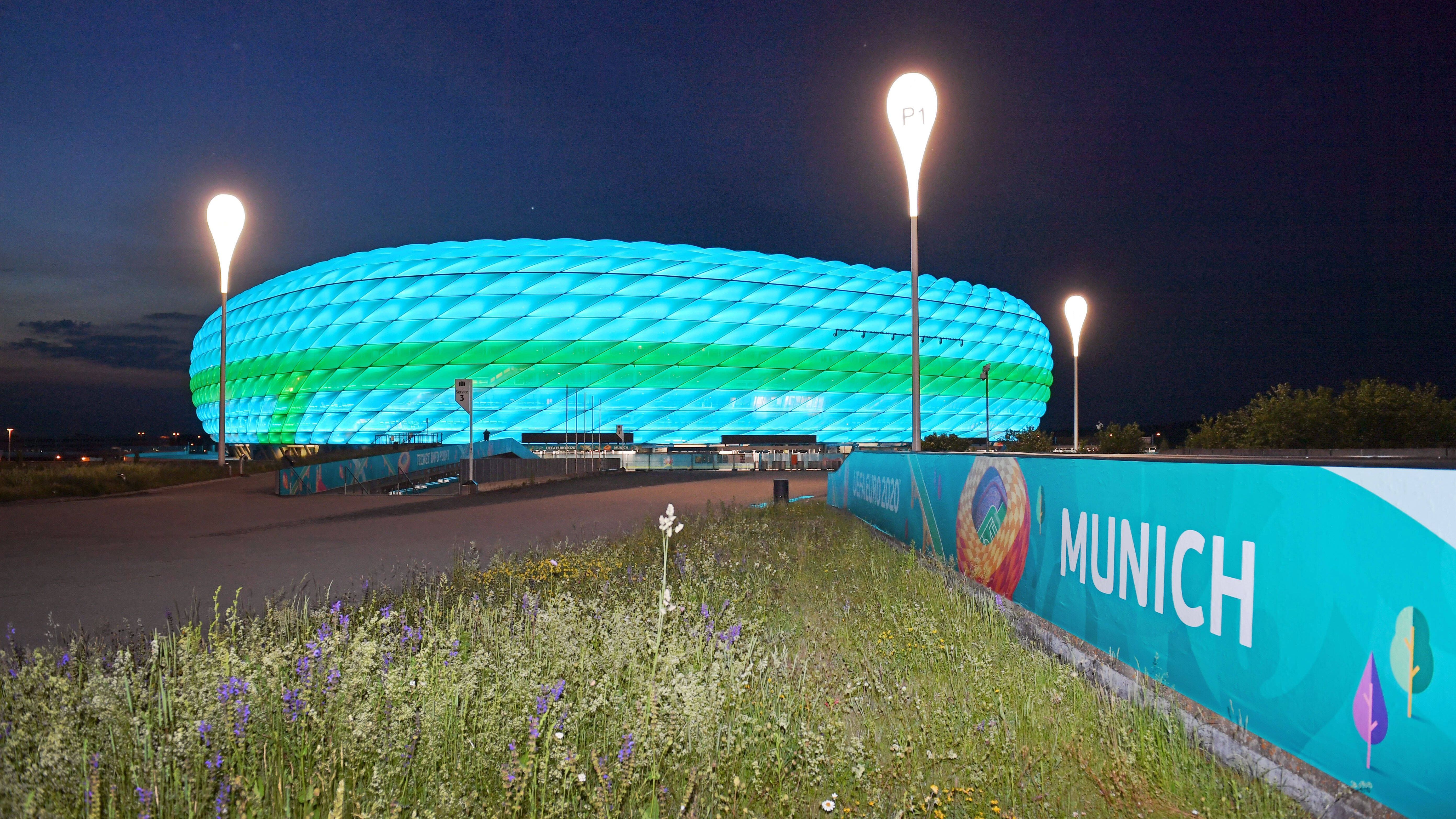 <strong>Fußball-EM 2021</strong><br>Im Rahmen der Europameisterschaft 2021 war die Allianz Arena in München eine Spielstätte. Daher leuchtete die Heimspielstätte des FCB damals auch passend zur EURO 2021.