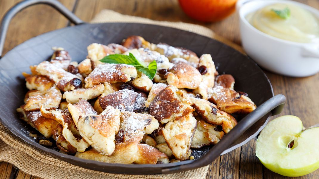 Es muss nicht immer herzhaft sein: Kaiserschmarrn ist die süße Alternative, die auch mittags auf den Tisch darf.