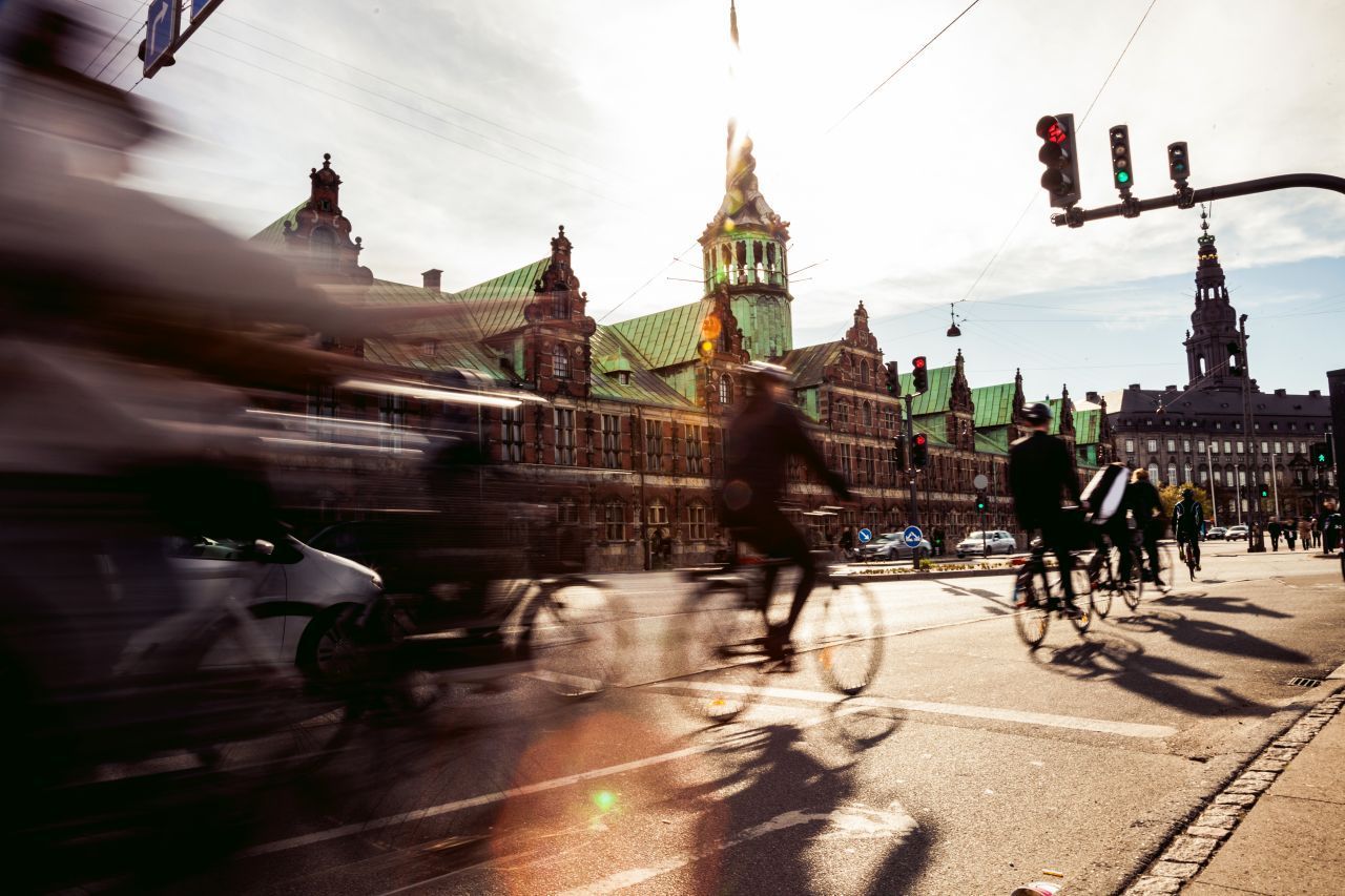 Kopenhagen ist ein grünes Vorbild in Sachen Radfahren: Hier wird ein ganzes Netz aus Fahrrad-Highways erschaffen, die Autos im Stadtbild nach und nach überflüssig machen. Mehr als die Hälfte der Einwohner:innen fährt schon auf zwei Rädern zur Arbeit!