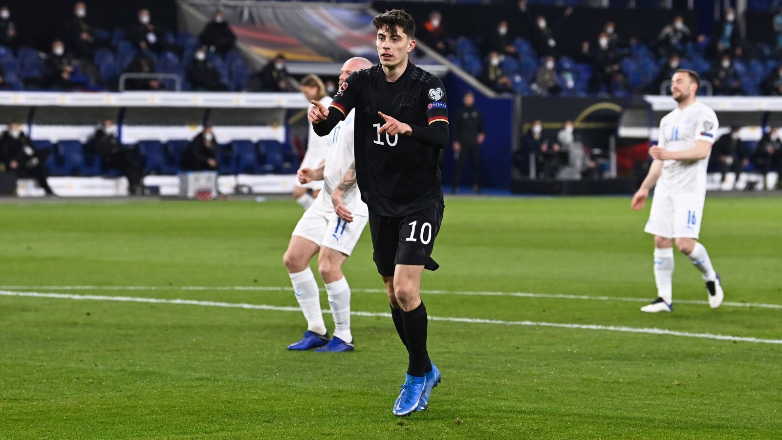 
                <strong>Kai Havertz</strong><br>
                Eiskalt schiebt er zum 2:0 ein nach Sanes furiosem Antritt, ansonsten steht er aber etwas im Schatten seiner starken Mittelfeldkollegen, auch wenn er sichtlich bemüht ist. Macht in der Schlussphase Platz für Jamal Musiala. ran-Note: 3
              