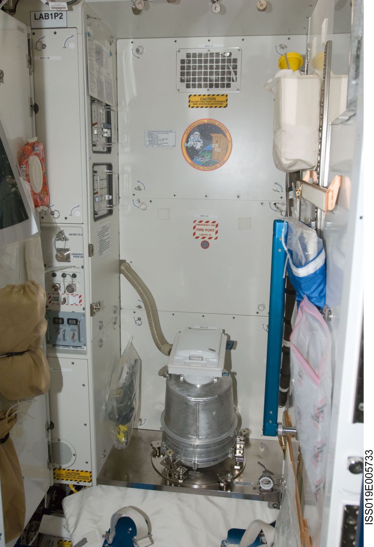 Die bisherige Toilette auf der ISS. Der vermutlich wichtigste, aber nicht beliebteste Ort auf der Station.