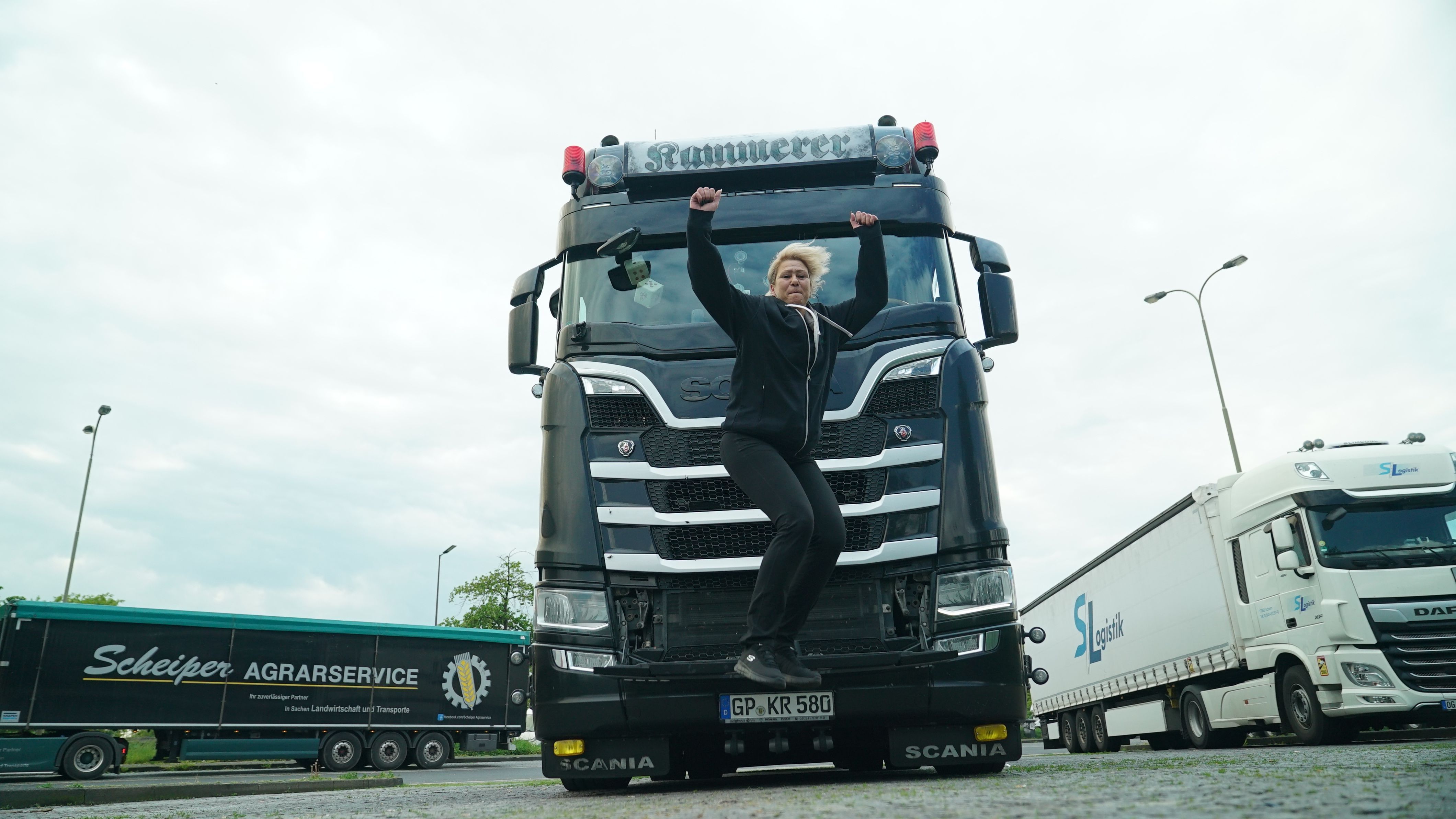 Und hüpf! Trucker Babe Marina springt auch gern mal vor Freude in die Luft