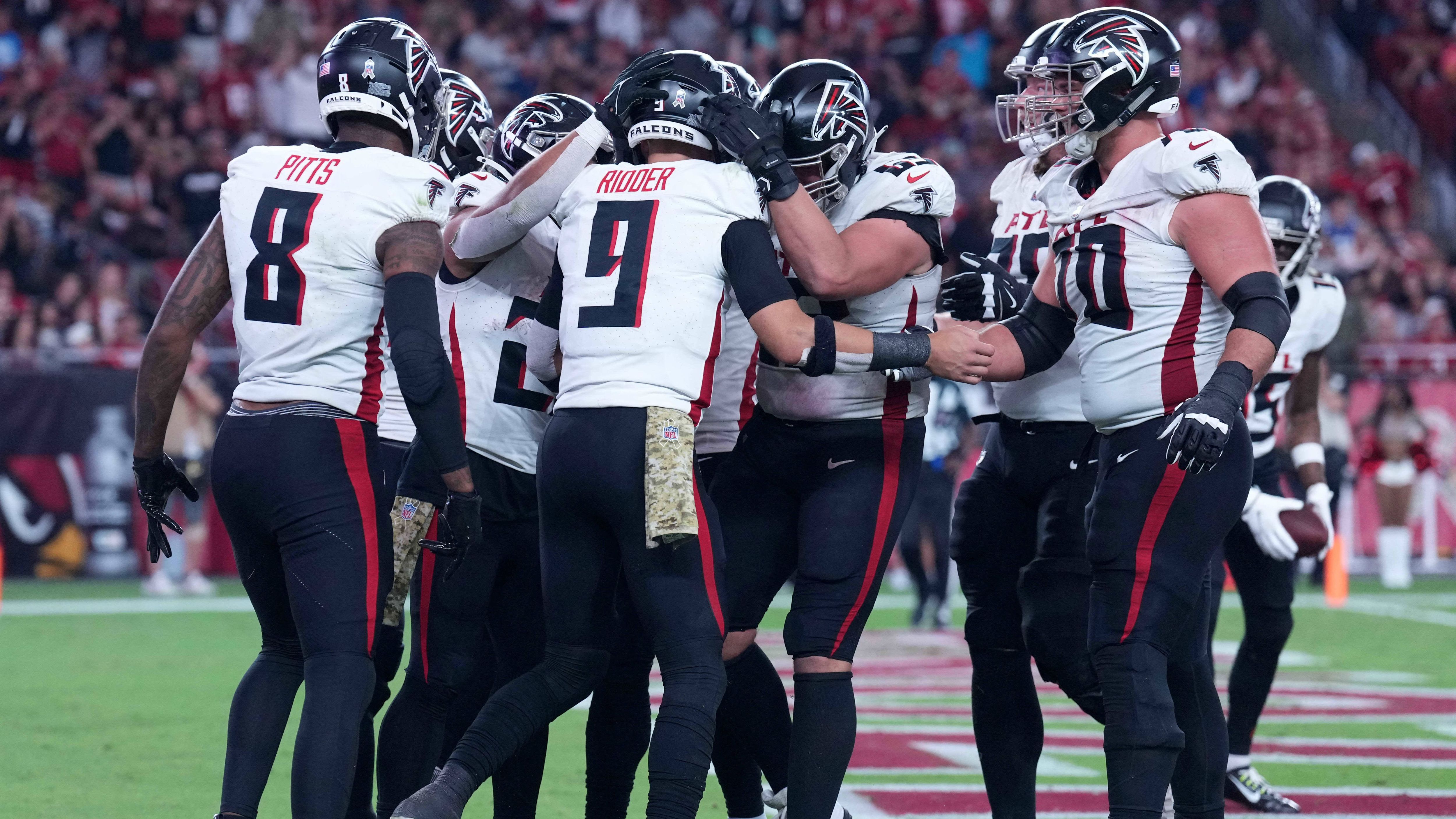 <strong>Atlanta Falcons</strong><br>• Division: NFC South (2nd)<br>• Bilanz: 4-6<br>• Platzierung im Playoff-Picture der NFC: 10<br><br>Derweil sieht es bei den Falcons deutlich unrunder aus. Zwar ist in der NFC South noch alles offen, das Team von Head Coach Arthur Smith hatte aber vor der Saison deutlich höhere Erwartungen. Die Offensive findet - auch aufgrund der wechselnden Quarterback-Situation - nur wenig Konstanz.&nbsp;