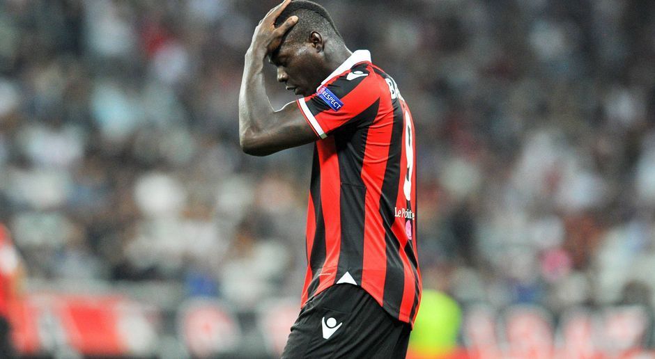 
                <strong>Balotelli trifft den Pfosten</strong><br>
                Denn der crashte zuletzt kurzerhand den Bentley seines Managers. "Eines Tages fragte er mich, ob er sich meinen Bentley ausleihen könne", erzählt Raiola bei "Football Italia": "Ich sagte: 'Mario, triff doppelt gegen Marseille und wir werden reden.'" Balotelli ließ Taten folgen und schnürte ein Doppelpack. Doch auch mit Raiolas Bentley zeigte er sich treffsicher: Auf dem Weg zu einem Yachtklub setzte Balotelli den Luxuswagen rückwärts gegen einen Pfosten. "Er rief mich an und sagte in seiner tiefen Stimme: 'Mino, es tut mir leid.'" Raiola nahm es gelassen: "Mario ist verrückt, aber ich vergebe ihm, weil er ein guter Typ ist." ran.de zeigt die größten Skandale des berüchtigten Italieners.
              