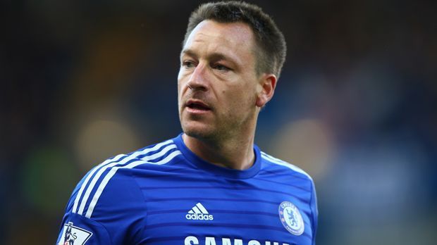 
                <strong>Innenverteidiger: John Terry</strong><br>
                Innenverteidiger: John Terry. Schewtschenkos Ex-Teamkollege und Chelsea-Legende John Terry darf nicht fehlen. Neben seiner beruhigenden Art auf dem Feld schätzt der Ukrainer ihn vor allem als Anführer.
              