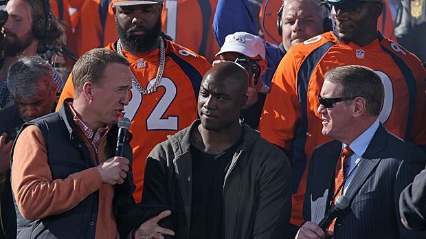 
                <strong>Sieger-Parade der Denver Broncos</strong><br>
                Der große alte Mann am Mikro: Peyton Manning (li.) spricht, Kollege DeMarcus Ware (Mi.) lauscht gebannt.
              