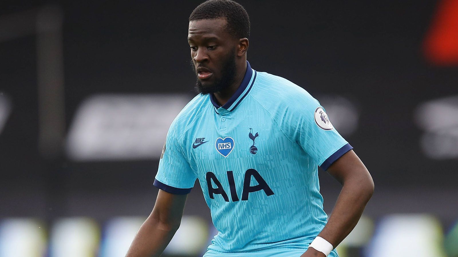 
                <strong>Tanguy N'Dombele (Tottenham Hotspur)</strong><br>
                Laut Medienberichten wird der 23 Jahre alte Mittelfeldspieler, der bei den Spurs nicht glücklich sein soll, mit den Bayern in Verbindung gebracht. Gerade bei Abgängen im Mittelfeld, könnte N'Dombele ein guter Kandidat für eine Verpflichtung sein. Allerdings läuft sein Vertrag in London noch bis 2025, sodass wohl mit einer Ablöse im Bereich von 30 Millionen Euro mindestens zu rechnen ist.
              