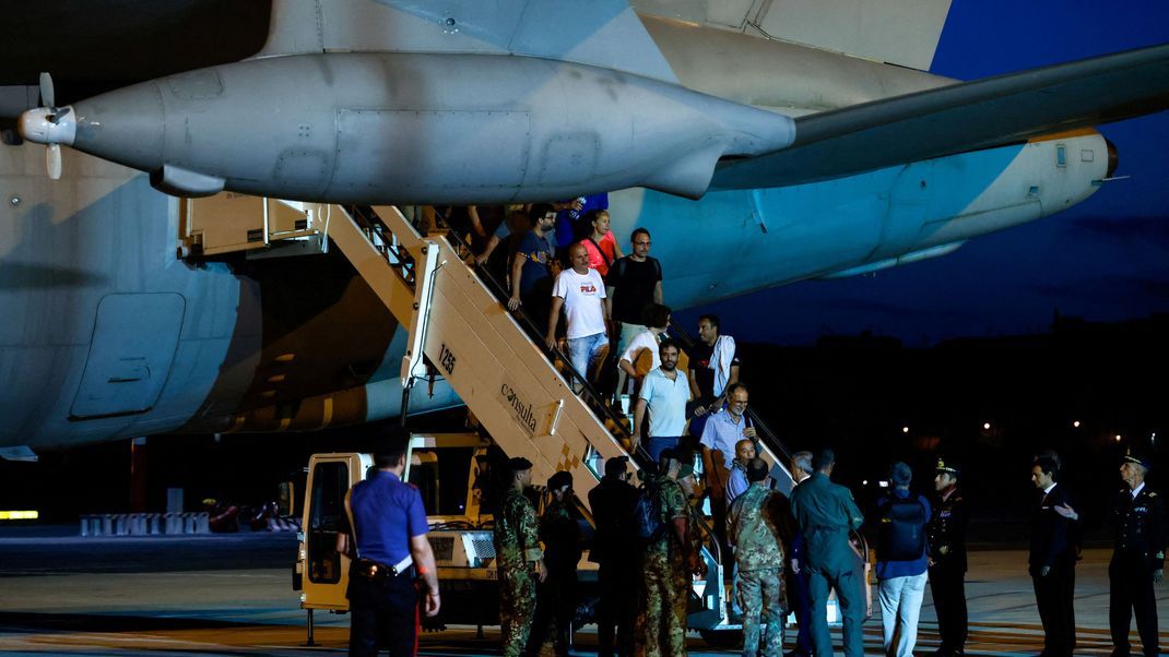 Erster Evakuierungsflug von Niger nach Rom