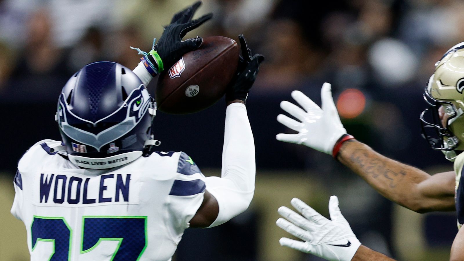 
                <strong>Platz 3: Tariq Woolen</strong><br>
                Team: Seattle SeahawksPosition: CornerbackDraft: 153. Stellebesondere Statistik: 17 Tackles, 3 Interceptions, 1 Fumble Recovery, 4 Defended Passes, 1 Pick SixDer Defense-Steal des Draft geht nach fünf Spieltagen an die Seahawks. Woolen, wer? Werden sich viele nach dem Draft gefragt haben. Doch der Fünftrundenpick performt in jedem Spiel auf Top-Niveau. Seine drei Interceptions waren jeweils in den vergangenen drei Spielen. Er beschert seinem Team in wichtigen Momenten Turnover und gegen die Lions sogar einen Pick Six. 
              