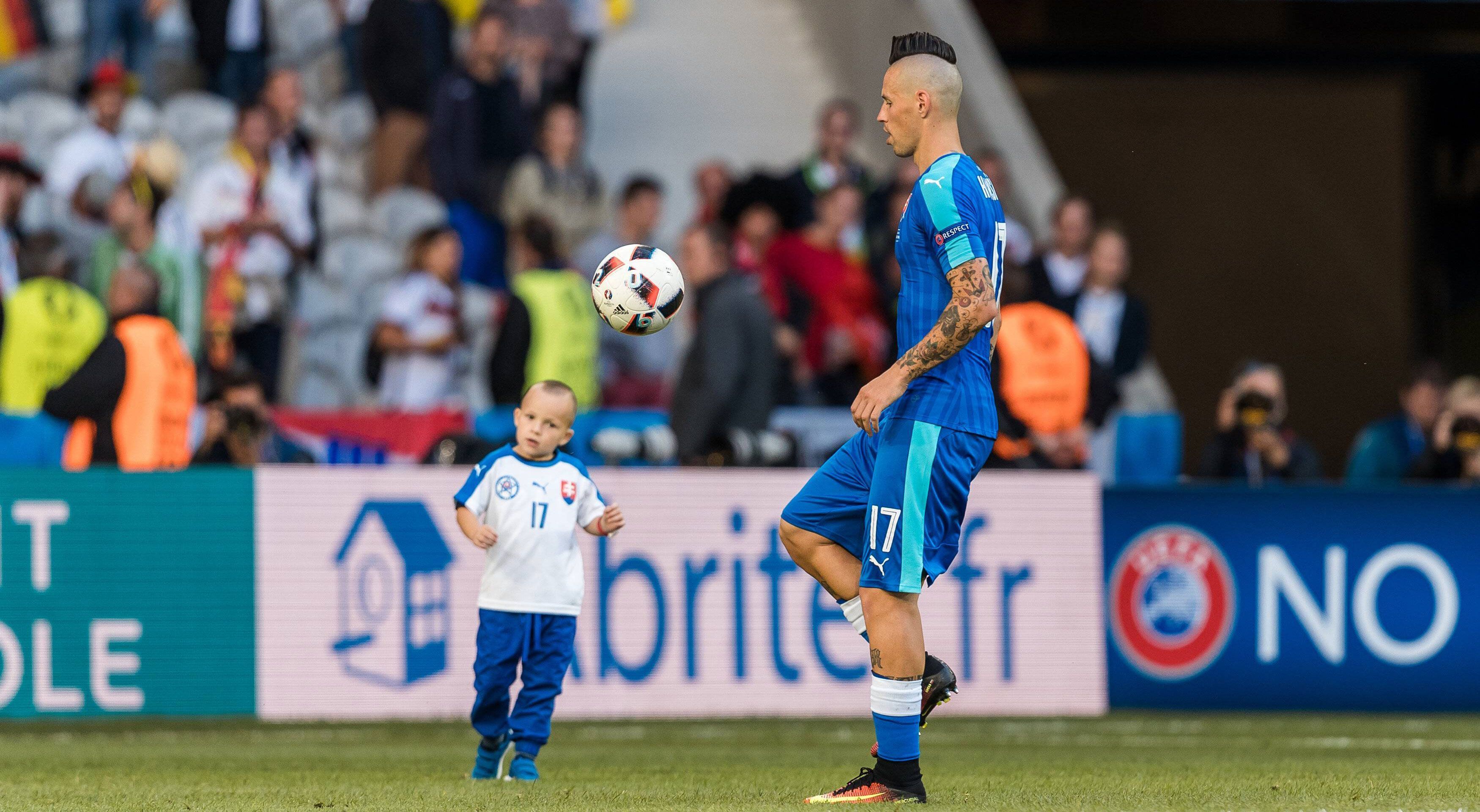 
                <strong>Marek Hamsik</strong><br>
                Sehen wir hier den nächsten slowakischen Superstar? Mittelfeld-Ass Marek Hamsik absolviert mit seinem Sprössling nach Abpfiff des Deutschland-Spiels noch eine kleine Extra-Einheit.
              