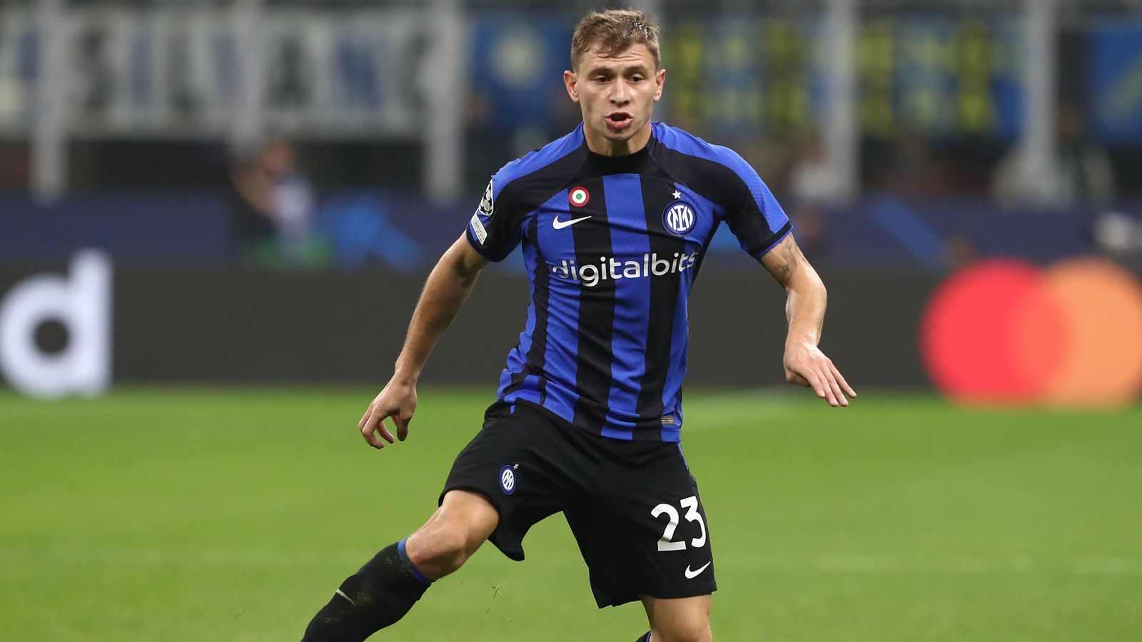 
                <strong>Nicolo Barella (Inter Mailand)</strong><br>
                &#x2022; Leihgebühr: zwölf Millionen Euro (Zeitraum: Saison 2019/20)<br>&#x2022; Geliehen von: Cagliari Calcio <br>&#x2022; Geliehen an: Inter Miland<br>
              