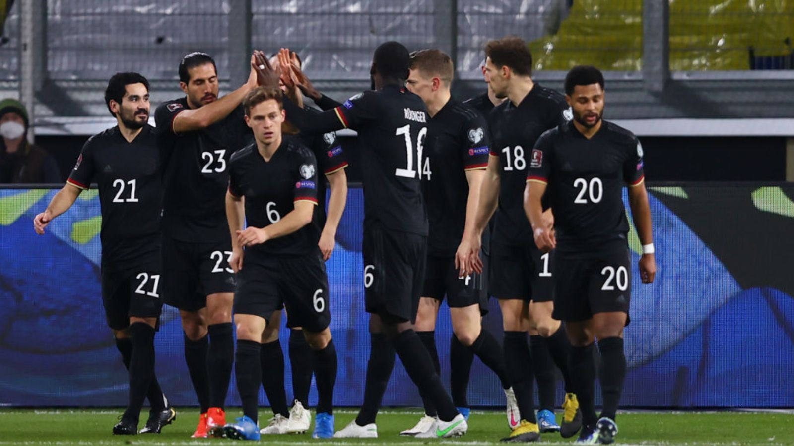 
                <strong>Sieg gegen Island! DFB-Team in der Einzelkritik</strong><br>
                Souveräner Auftakt für das DFB-Team in die WM-Qualifikation. Gegen Island siegt das Team von Bundestrainer Joachim Löw mit 3:0. ran.de hat die Noten für die DFB-Stars.
              