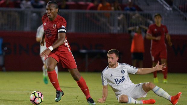 
                <strong>Didier Drogba (Phoenix Rising)</strong><br>
                Mit Didier Drogba spielt eine weitere Chelsea-Ikone unterklassig in den USA. Beim Phoenix Rising FC ist der 39-jährige Ivorer immer noch für die Tore zuständig. In 14 Spielen brachte es der Altstar, der mit Chelsea 2012 die Champions League in München gewann, auf beachtliche neun Treffer. Im Gespräch mit "RMC Sports" kündigte Drogba an, noch ein Jahr spielen zu wollen, bevorzugt weiter bei Phoenix Rising.
              