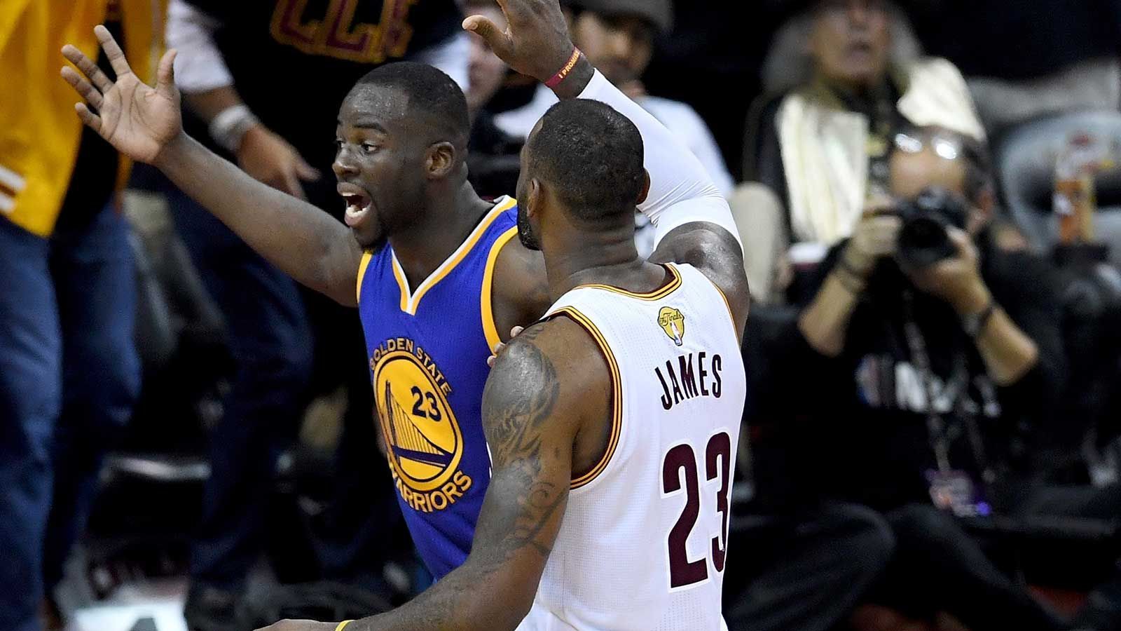 <strong>2016: Draymond Green schlägt LeBron James</strong><br>Die NBA sah darin nachträglich ein Flagrant Foul, Green musste ein Spiel aussetzen und ihm wurde eine 140.000-Dollar-Strafe aufgebrummt. In Abwesenheit von Green verkürzten die Cavs die Serie auf 2:3, starteten das größte Finals-Comeback der Geschichte - und begünstigten damit wohl den Wechsel eines gewissen Kevin Durant zu den Warriors.