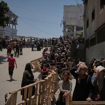 12. Juli 2025, Palästinensische Gebiete: Palästinenser:innen stehen an, um Säcke mit Mehl zu erhalten, die vom Welternährungsprogramm (WFP) in Gaza-Stadt im nördlichen Gazastreifen verteilt wurden. 
