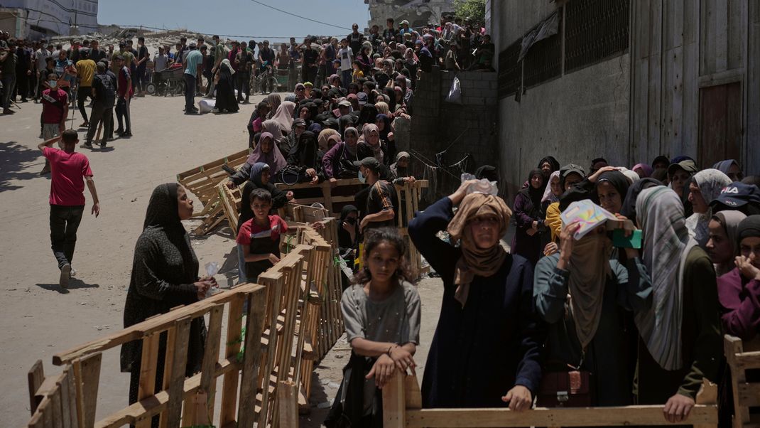 12. Juli 2025, Palästinensische Gebiete: Palästinenser:innen stehen an, um Säcke mit Mehl zu erhalten, die vom Welternährungsprogramm (WFP) in Gaza-Stadt im nördlichen Gazastreifen verteilt wurden. 