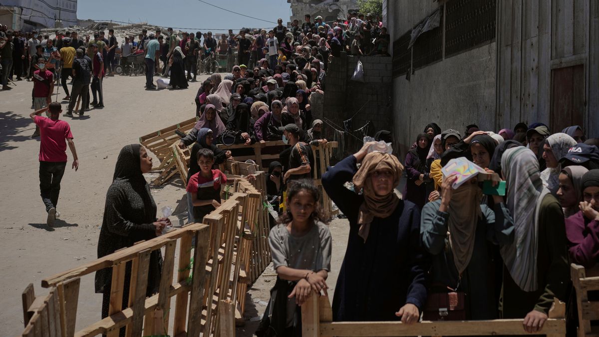 12. Juli 2025, Palästinensische Gebiete: Palästinenser:innen stehen an, um Säcke mit Mehl zu erhalten, die vom Welternährungsprogramm (WFP) in Gaza-Stadt im nördlichen Gazastreifen verteilt wurden. 