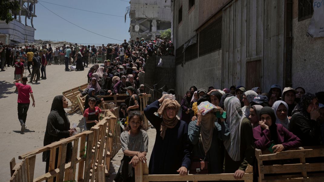 12. Juli 2025, Palästinensische Gebiete, Gaza-Stadt: Palästinenser:innen stehen an, um Säcke mit Mehl zu erhalten, die vom Welternährungsprogramm (WFP) in Gaza-Stadt im nördlichen Gazastreifen verteilt wurden.