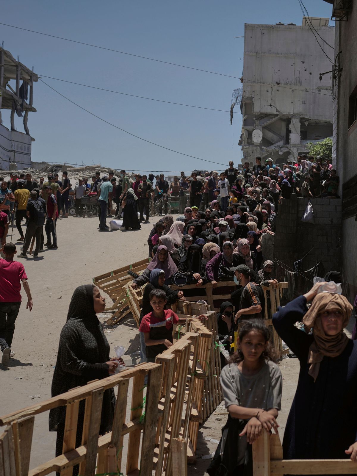 12. Juli 2025, Palästinensische Gebiete: Palästinenser:innen stehen an, um Säcke mit Mehl zu erhalten, die vom Welternährungsprogramm (WFP) in Gaza-Stadt im nördlichen Gazastreifen verteilt wurden. 