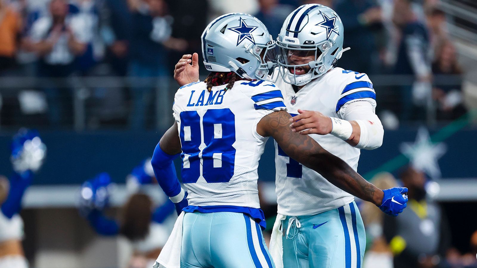 
                <strong>Dallas Cowboys </strong><br>
                Die Dallas Cowboys sind ein Thema für sich. Auch in der vergangenen Spielzeit reichte es nicht für den Titel. In der Divisional Round gegen die San Francisco 49ers setzte es eine 12:19-Niederlage. Viele Fans sind der Meinung, dass man mit Dak Prescott keinen Super Bowl gewinnen kann. Trotzdem gilt der Quarterback innerhalb der Franchise weiter als unantastbar. Mit CeeDee Lamb hat er zudem einen Passempfänger an seiner Seite, der zu den besten der Liga gehört. In drei Jahren gelangen ihm 20 Touchdowns bei 3.396 Receiving Yards.
              