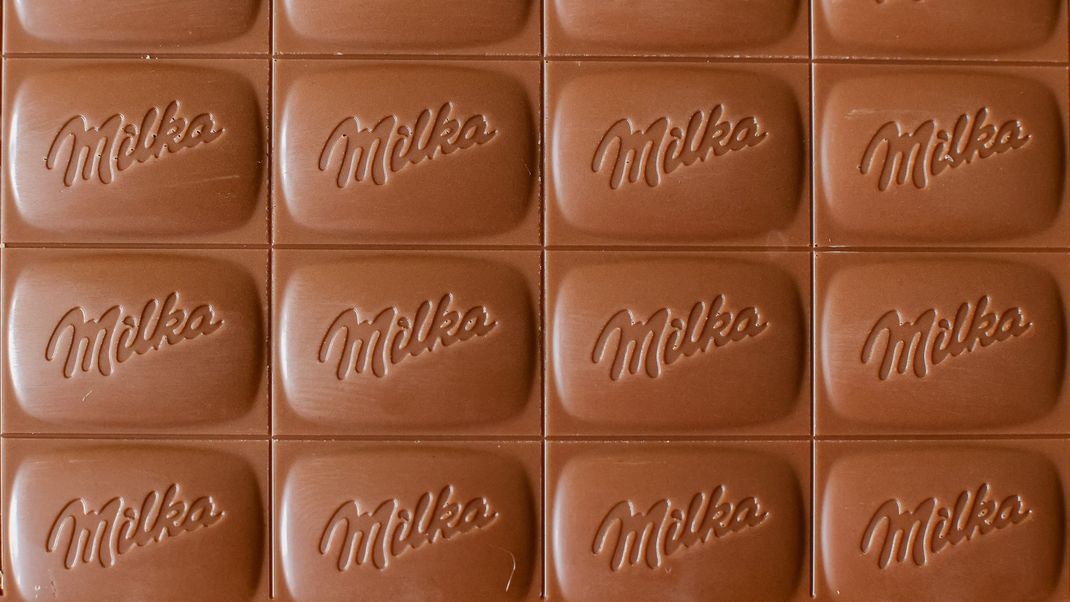 Die Milka Alpenschokolade hat den "Goldenen Windbeutel" 2025 gewonnen.