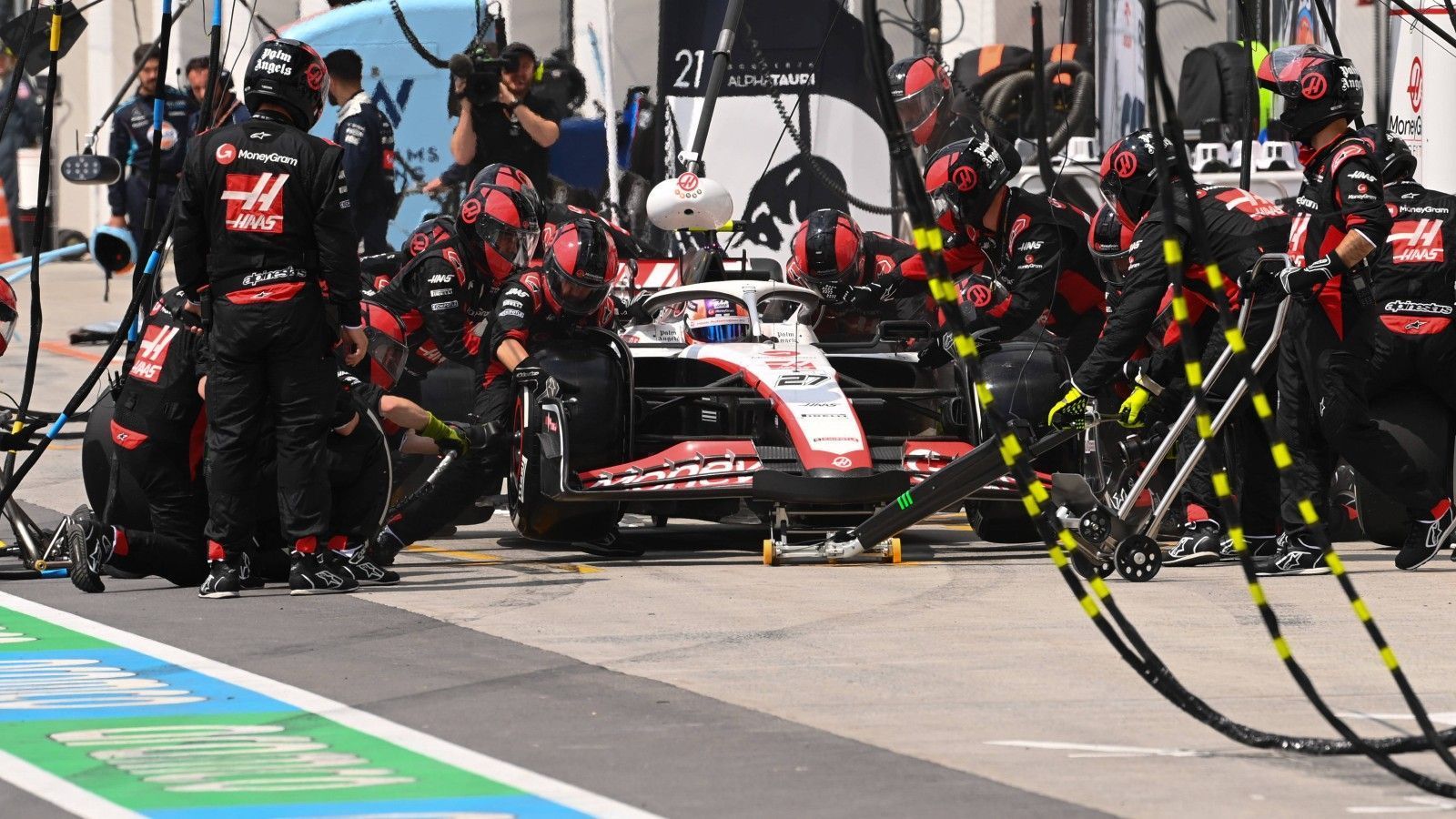 
                <strong>Verlierer: Nico Hülkenberg</strong><br>
                Was für ein verkorkster Sonntag für den einzigen Deutschen in der Königsklasse. Im Qualifying landet Hülkenberg überraschend auf Rang zwei, darf nach einer Strafe aber nur von Platz fünf aus starten. Im Rennen läuft für den Haas-Piloten dann nichts zusammen. Nur eine Runde vor einer Safety-Car-Phase kommt Hulk zum Boxenstopp und verliert so wertvolle Sekunden. Am heftigsten schmerzt allerdings die fehlende Pace. Im "Sky"-Interview nach dem Rennen zeigt sich der Sportler konsterniert, klagt speziell in Duellen mit anderen Autos über den Verlust von überproportional viel Grip. "Es killt uns die Sonntage", lautet sein Fazit. Hülkenberg landet auf Rang 15, Teamkollege Magnussen wird 17. Wieder einmal ein bitteres Wochenende für Haas.
              