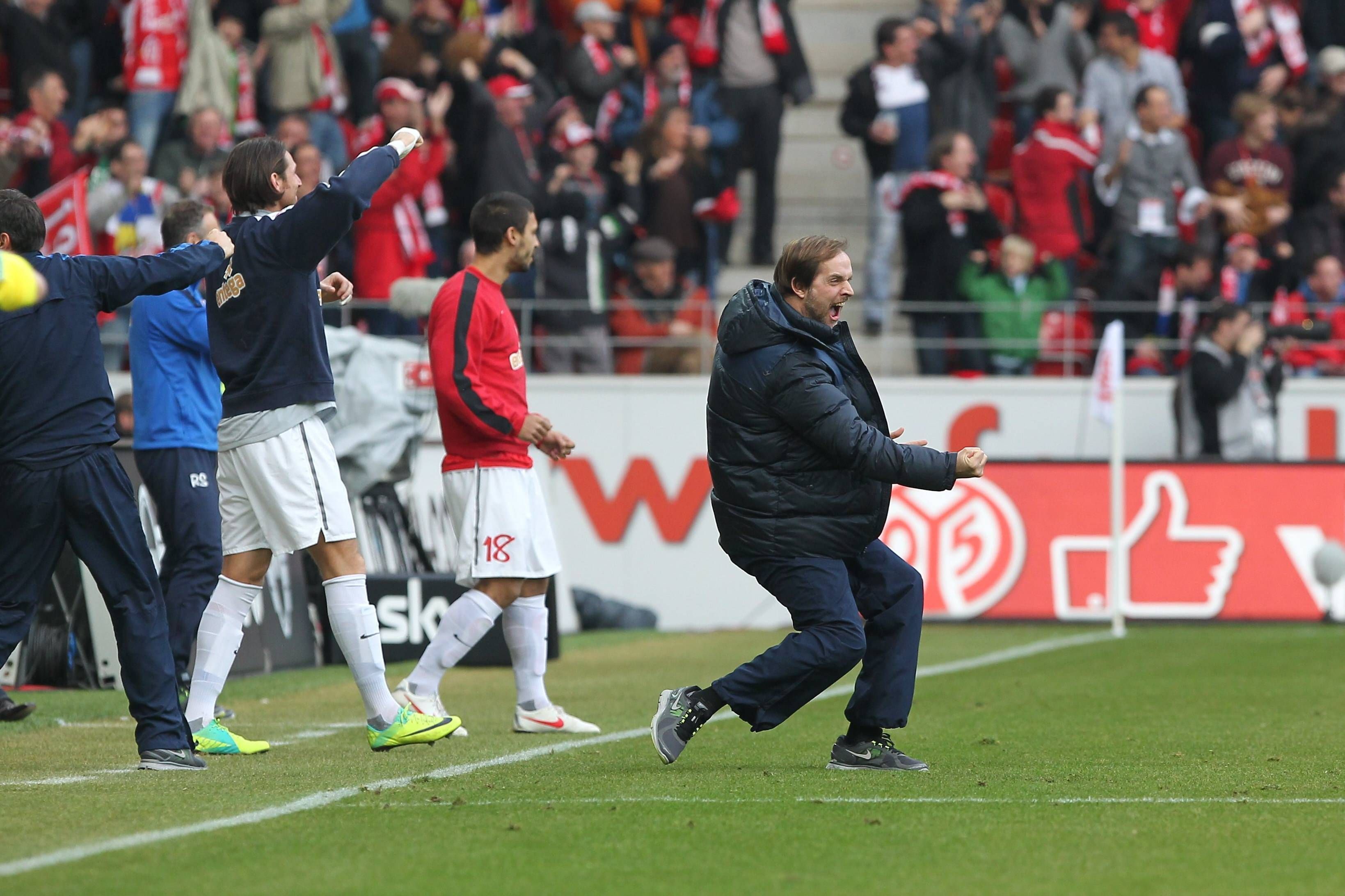 
                <strong>Tuchel führt Mainz nach Europa: Punkteschnitt von 1,43 über fünf Jahre</strong><br>
                Eine Woche vor dem Bundesliga-Start 2009 beförderte Heidel völlig überraschend seinen A-Jugend-Trainer Tuchel zum Cheftrainer der Profis. Ein mutiger Schritt, der sich auszahlte: Sechs Siege und drei Unentschieden fuhr Tuchel in seinen ersten zwölf Spielen in der Bundesliga ein. Im zweiten Jahr packten Tuchels Mainzer sogar die Europa-League-Qualifikation. In fünf Jahren bei den Rheinhessen holte Tuchel im Schnitt 1,43 Punkte pro Spiel. Im Sommer 2014 verabschiedete sich Tuchel dann auf eigenen Wunsch trotz laufenden Vertrags.
              