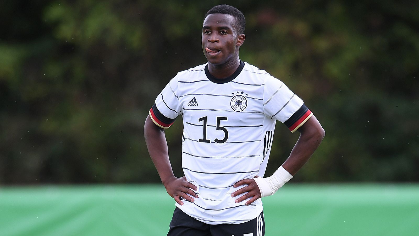 
                <strong>Yousouffa Moukoko (Borussia Dortmund)</strong><br>
                U21-Länderspiele: 0Nach einer Bänderverletzung im Sprunggelenk hatte das Juwel von Borussia Dortmund bereits die EM-Gruppenphase aussitzen müssen. Vor einigen Wochen kam dann die vernichtende Nachricht, dass Moukoko auch zur K.o.-Runde nicht rechtzeitig fit werden wird. Nachdem der 16-jährige vergangene Saison in der Jugendbundesliga alles kurz und klein geschossen hatte (20 Spiele, 34 Tore), war er in dieser Spielzeit auch in der Bundesliga zum Einsatz gekommen und hat bereits dreimal getroffen. Der BVB will dem Youngster jetzt erst einmal genügend Zeit für die Reha geben, damit Moukoko zur Vorbereitung auf die nächste Saison wieder fit ist. 
              