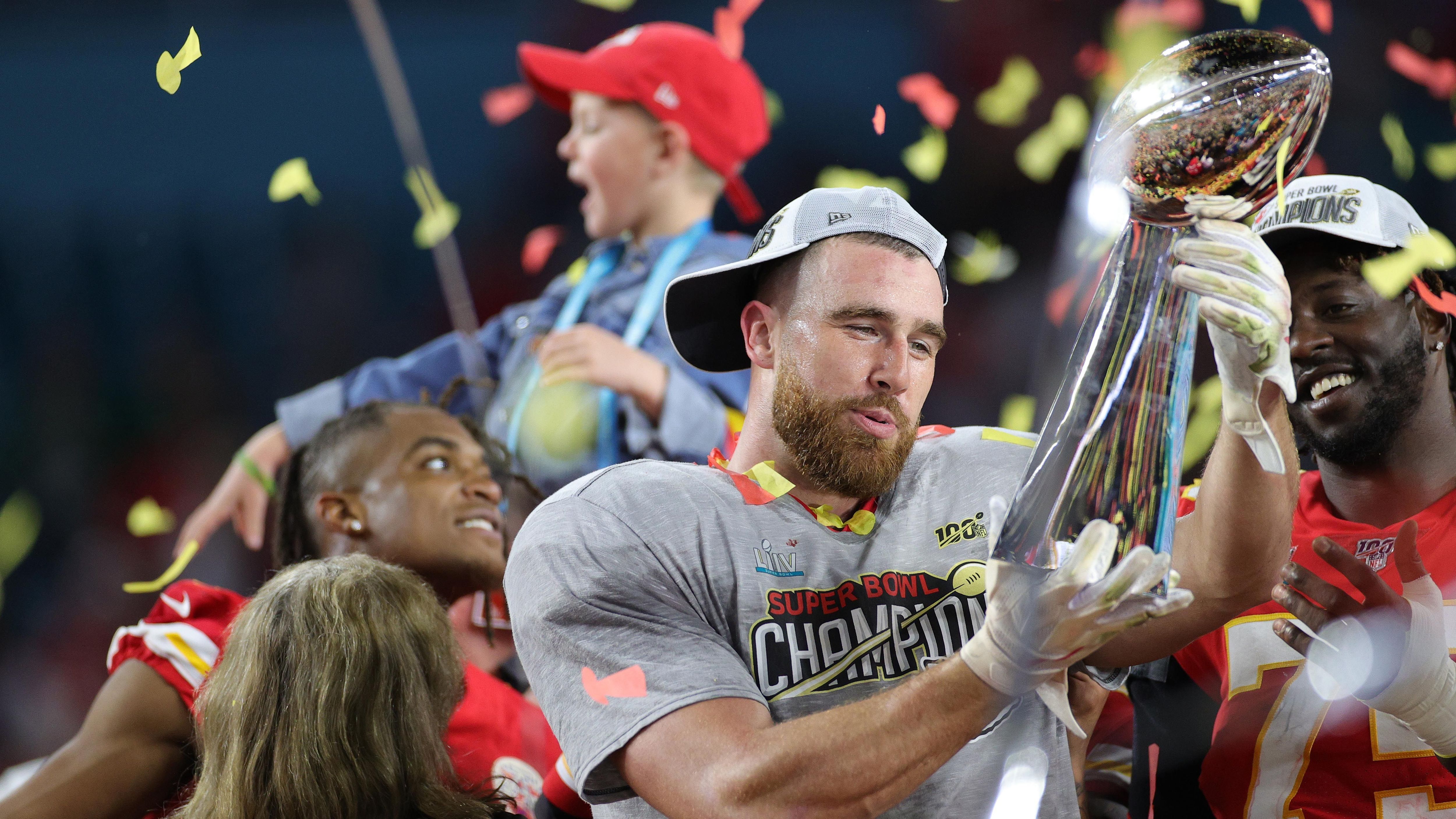 
                <strong>61 Zentimenter und 3,2 Kilogramm - die Vince Lombardi Trophy</strong><br>
                Um sie geht es: die Vince Lombardi Trophy. Bis 1971 hieß das Schmuckstück übrigens nur "World Professionell Football Championship". Sie ist circa 61 Zentimeter groß und wiegt knappe 3,2 Kilogramm. Das Schmuckstück besteht aus Sterlingsilber, der materielle Wert wird auf rund 17.000 Euro geschätzt. Aber für Footballer ist sie unbezahlbar.
              