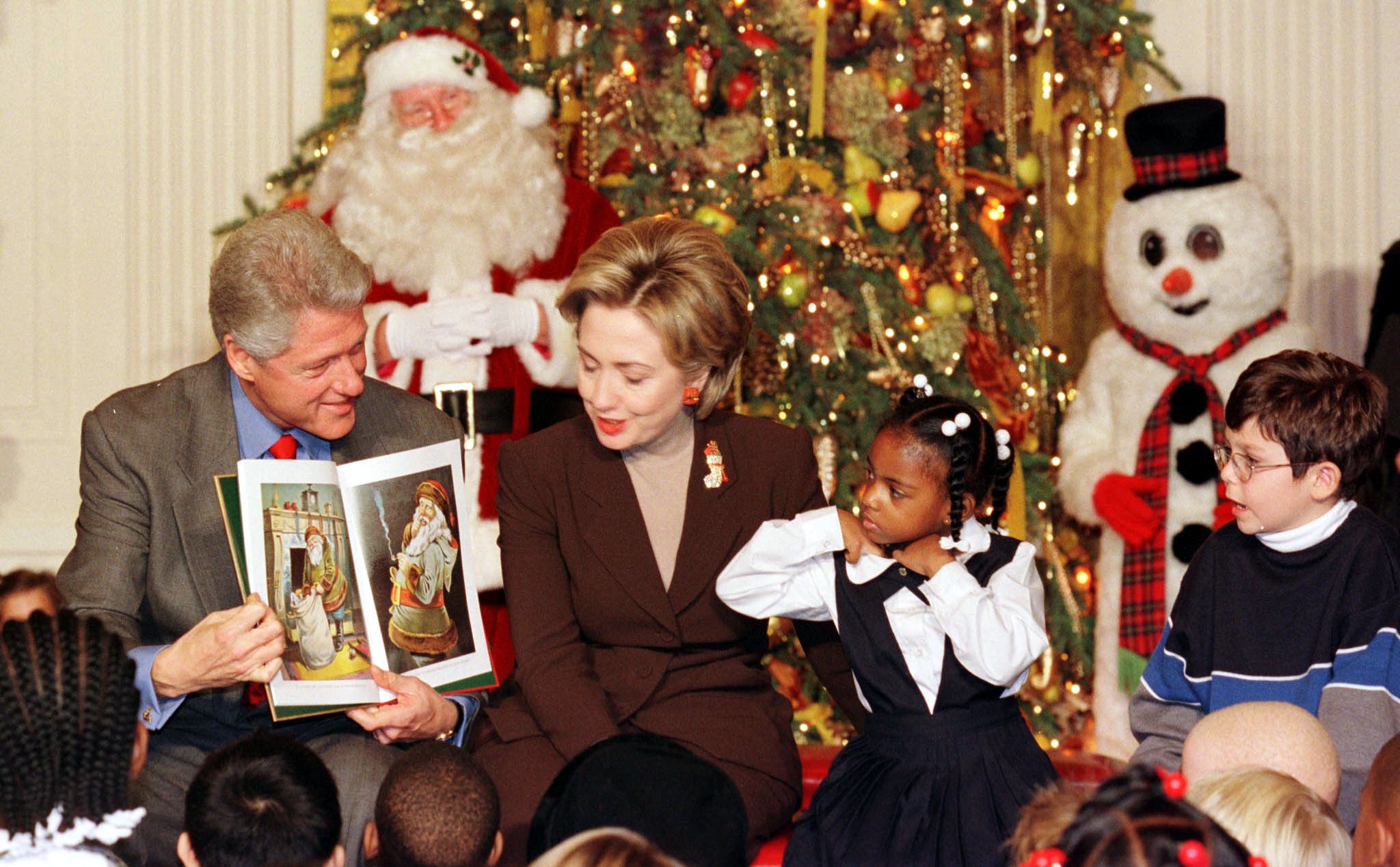 1999: Hillary und Bill Clinton beim traditionellen weihnachtlichen Vorlesen für Kinder.