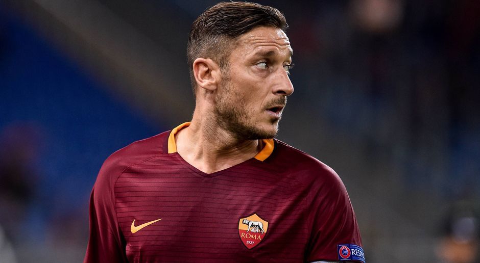 
                <strong>Platz 7: AS Rom (24 Spieler)</strong><br>
                Der AS Rom ist das einzige italienische Team in den Top 10. Das wohl berühmteste Eigengewächs des Klubs ist Francesco Totti. Sein Debüt in der Serie A gab Totti am 28. März 1993 unter Trainer Vujadin Boskov im Alter von 16 Jahren. Der Rest ist Geschichte. Er sollte bis heute den Verein nicht mehr verlassen.
              