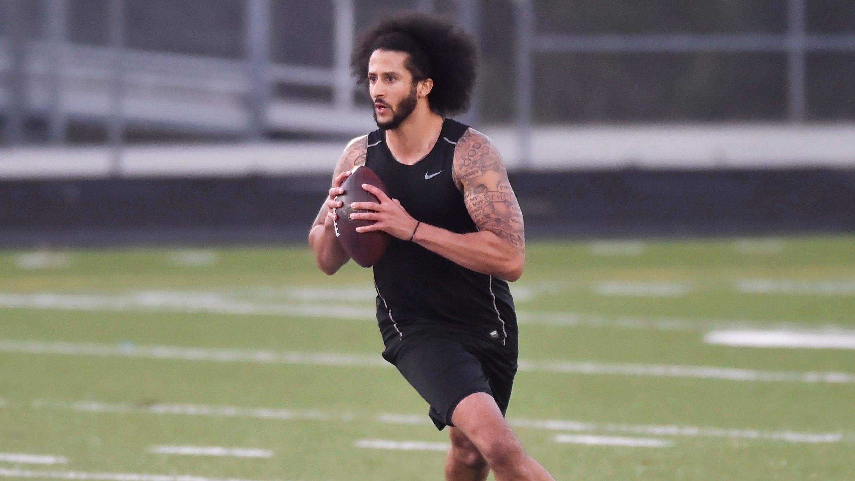 
                <strong>So viel verdiente Colin Kaepernick in der NFL</strong><br>
                Durch seine Proteste während der Nationalhymne wird Colin Kaepernick als eine der umstrittensten Personen der NFL-Geschichte eingehen. Finanziell hat sich seine kurze Karriere dennoch gelohnt. So unterzeichnete der 32-Jährige zwischendurch einen Vertrag über 114 Millionen US-Dollar. ran.de zeigt, wie viel Kaepernick davon tatsächlich verdient hat und wie hoch sein jährliches Einkommen in der NFL war.
              