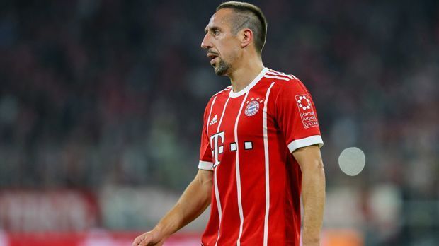 
                <strong>Franck Ribery (FC Bayern München - Alter beim letzten Liga-Einsatz: 34 Jahre, 5 Monate, 15 Tage)</strong><br>
                Bayern Münchens Urgestein Franck Ribery ist mit über 34 Jahren immer noch eine wichtige Stütze des deutschen Rekordmeisters. Das musste auch der mittlerweile entlassene Coach Carlo Ancelotti einsehen, der auf den Franzosen zuletzt beim Gastspiel in Paris verzichtete - Endstand aus Bayern-Sicht: 0:3. Unter Landsmann und Interimstrainer Willy Sagnol darf Ribery nun wohl wieder auf mehr Vertrauen und Einsätze hoffen. Denn sportlich ist der Ex-Nationalspieler für Bayern trotz fortgeschrittenem Alter wohl noch nicht wirklich zu ersetzen.
              