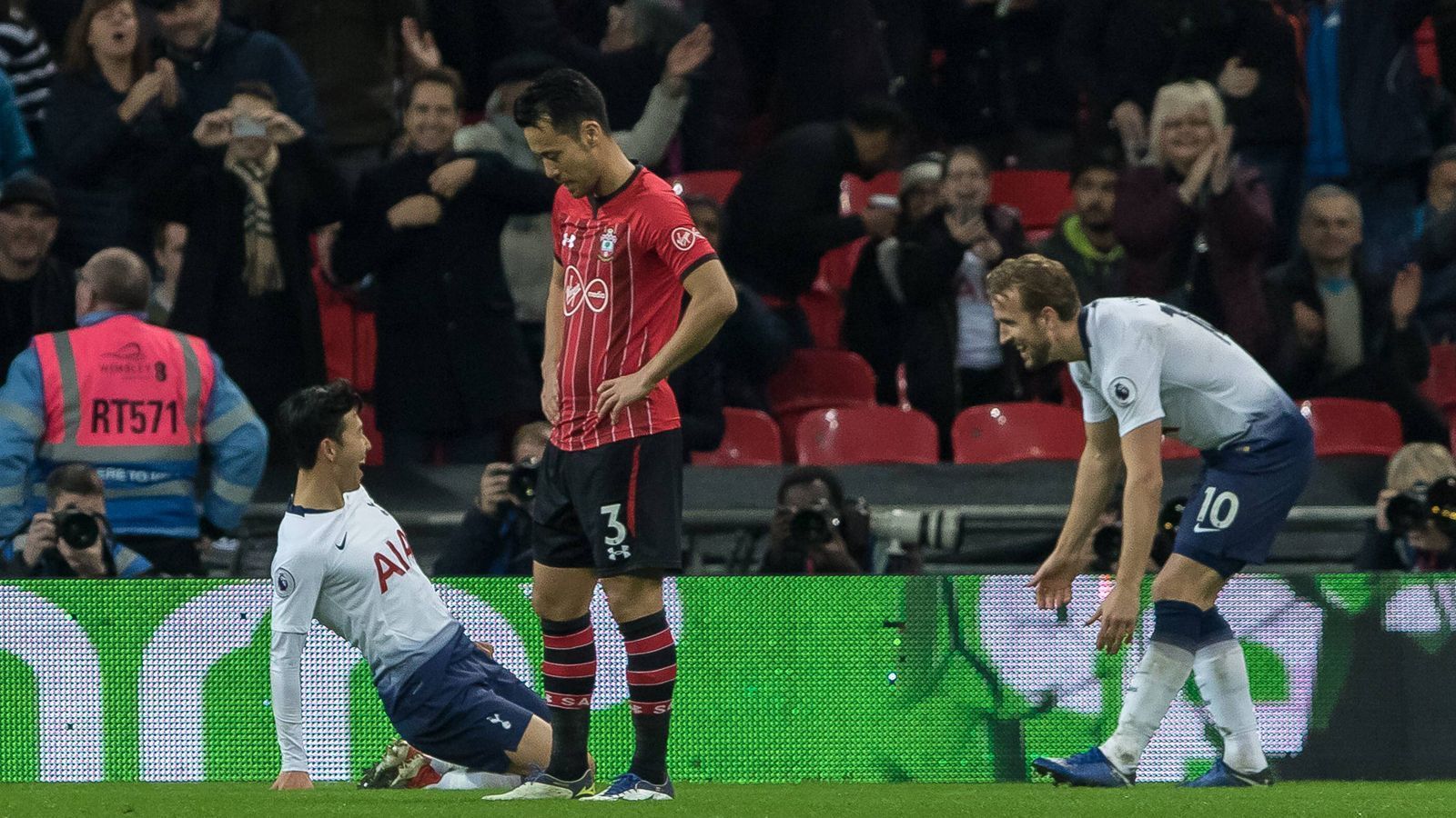 
                <strong>Nun wartet der Abstiegskampf</strong><br>
                Hasenhüttl steht sofort in der Pflicht: Mit lediglich neun Punkten und einem Sieg aus 15 Saisonspielen steht Southampton auf einem Abstiegsplatz. Ein Vorwurf vieler Kritiker lautet, dass durch die vielen Trainerwechsel die Spielphilosophie des Vereins verloren ging. Der Spielplan hat es in sich: Drei der letzten fünf Spiele im Jahre 2018 finden zwar zu Hause statt, allerdings heißen die Gegner FC Arsenal, West Ham und Manchester City. Auswärts tritt Southampton am Sonntag bei Cardiff City und zwei Wochen später bei Huddersfield Town an.
              