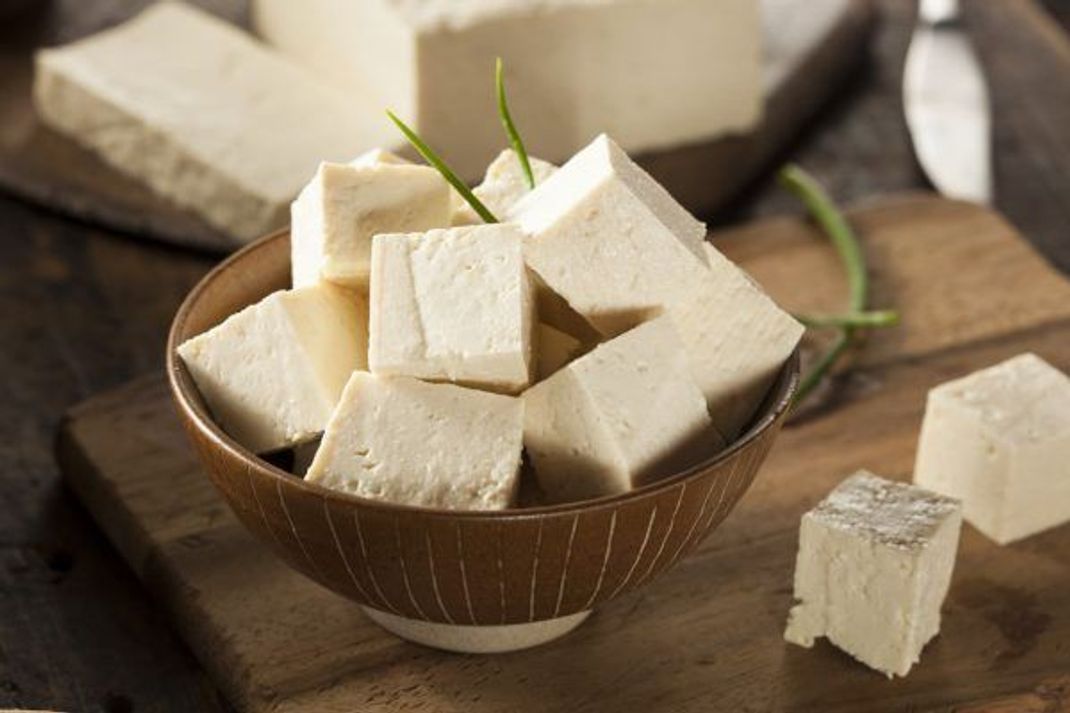Roher Tofu in Blockform: Er wird ähnlich hergestellt wie Käse aus Kuhmilch.
