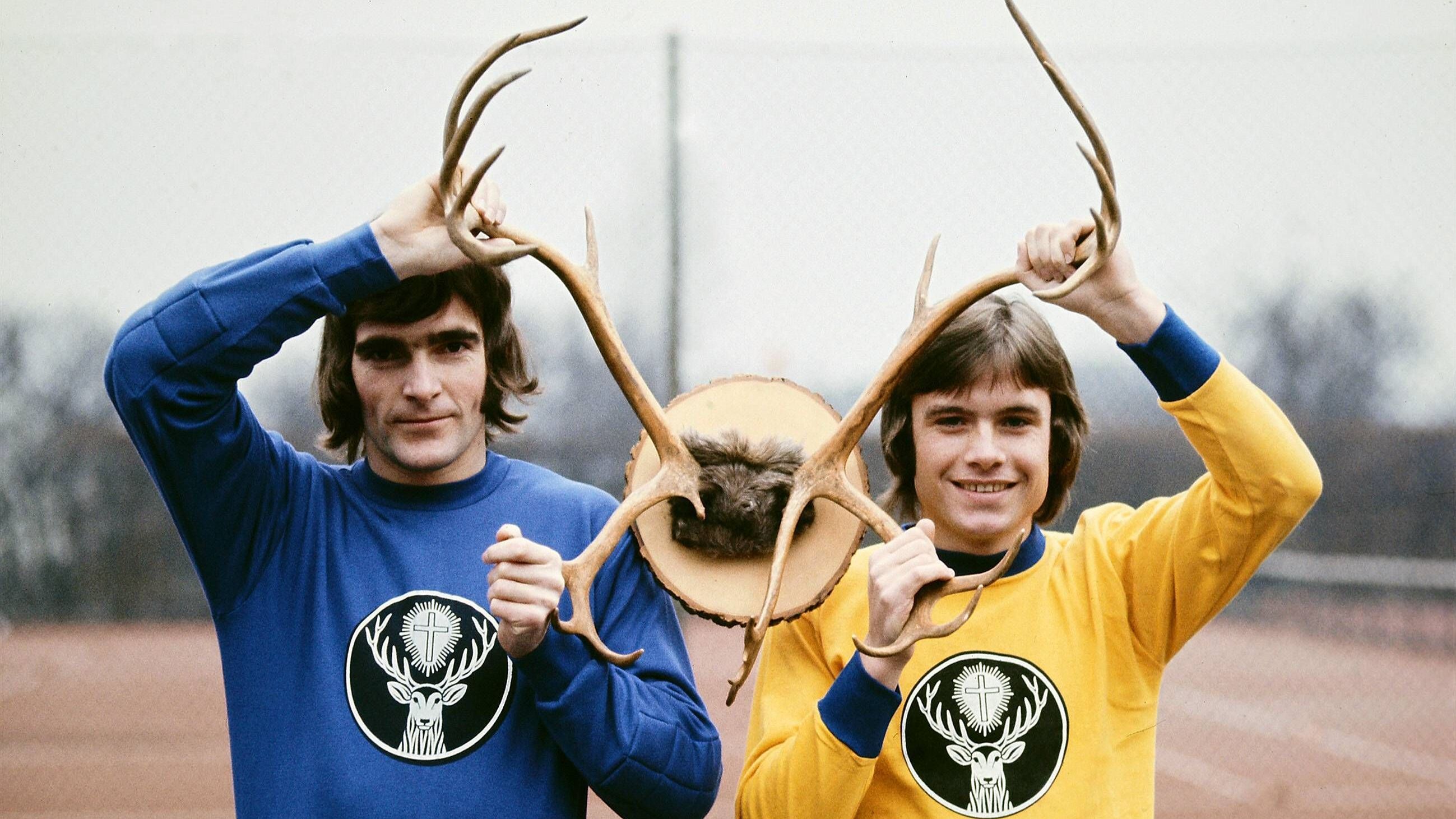 <strong>Eintracht Braunschweig 1972/73: "Jägermeister" sorgt für Geburtsstunde des Trikotsponsorings</strong><br>1973 sorgten Eintracht Braunschweig und die Firma "Jägermeister" für ein Novum, das den Grundstein für das Trikotsponsoring legte. Der DFB gab nach langem Streit nach, allein aufgrund dieser historischen Komponente hat auch dieses Trikot mit dem markanten Hirsch einen ganz besonderen Platz in de deutschen Fußball-Geschichte.