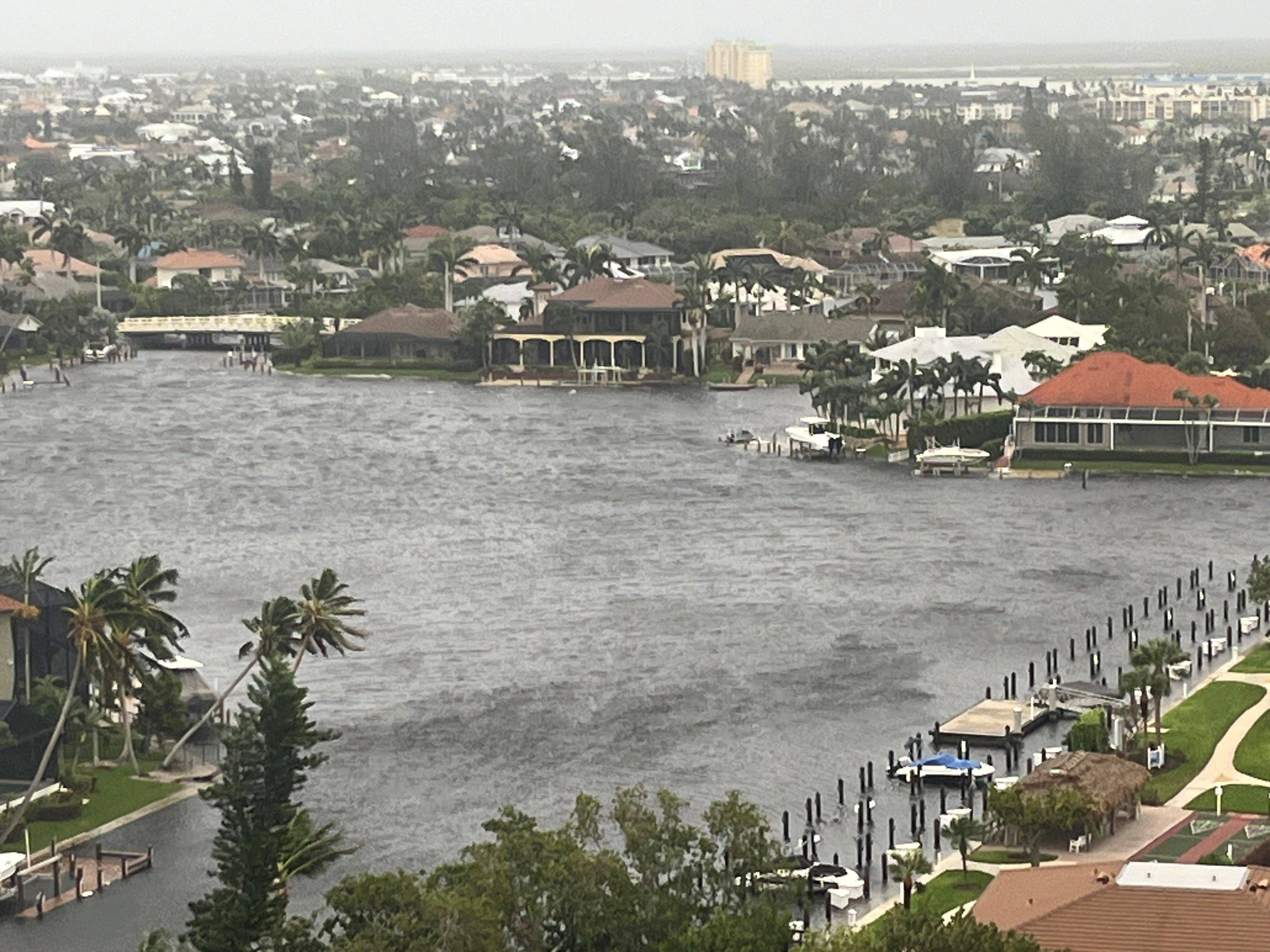 Die Wassermassen bedrohten Marco Island, Florida, am Mittwochabend.