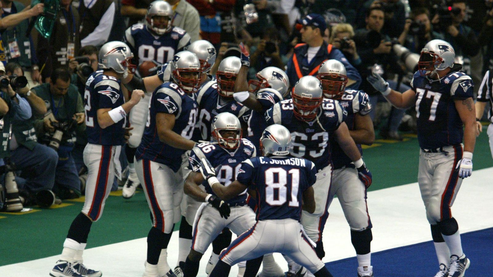 
                <strong>2002 - Super Bowl XXXVI -  New England Patriots</strong><br>
                2002 kam der Super-Bowl-Sieger aus New England. In einem dramatischen Finale sicherten sich die Patriots gegen die St. Louis Rams den Sieg erst durch ein Field Goal in der Schlussminute zum 20:17. Der erste Super-Bowl-Triumph in der Historie des Franchise-Unternehmens war gleichzeitig der Beginn einer sehr erfolgreichen Ära.
              
