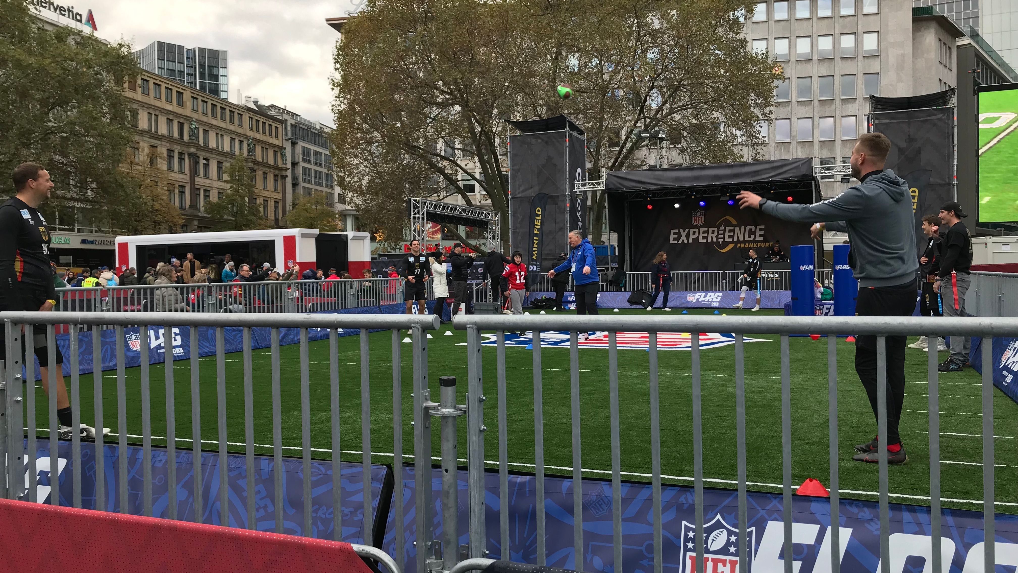 <strong>Flag-Football-Action</strong><br>Doch die Fans konnten nicht nur Fotos machen, sondern sich auch aktiv beteiligen. Sei es beim Flag Football mit Spielern der deutschen Nationalmannschaft ...