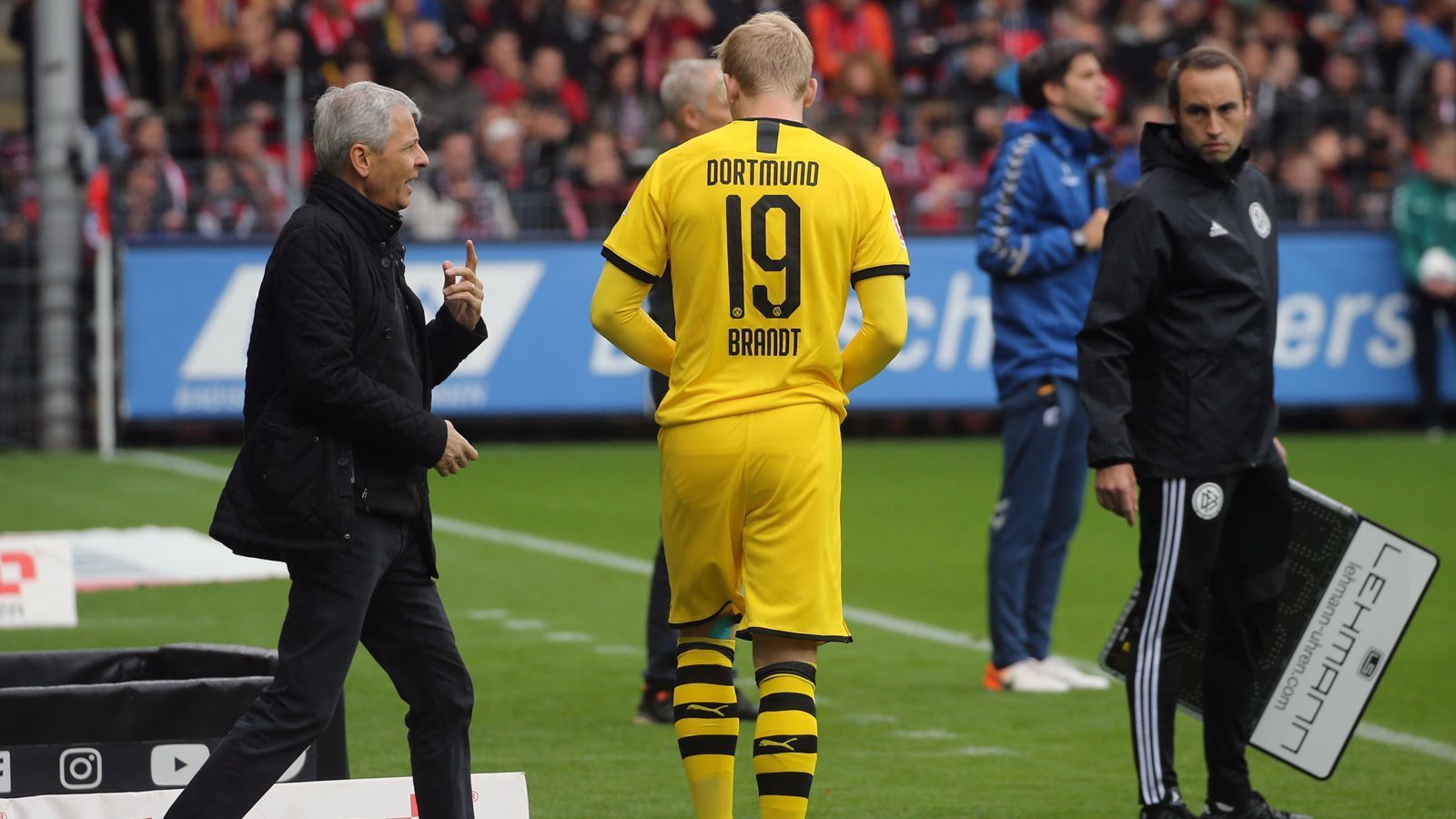 
                <strong>These 4: Lucien Favre fehlt das goldene Händchen</strong><br>
                ... in der laufenden Spielzeit hat Favre erst zwei Spieler in sieben Bundesliga-Begegnungen eingewechselt, die hinterher als Joker trafen. Zudem sorgte der 61-Jährige gerade zuletzt in Freiburg für Kopfschütteln bei einigen Fans. Er brachte in der 87. Minute Ex-Kapitän Marcel Schmelzer beim Stand von 2:1 für den BVB ins Spiel - erstmals in der gesamten Spielzeit! Dieser Wechsel war ein fragwürdiges Zeichen. Schließlich nahm Favre Offensivspieler Hazard raus, um bei Underdog Freiburg mit Verteidiger Schmelzer die knappe Führung zu verteidigen - was letztlich dann noch nicht einmal funktionierte. Dortmunds Manuel Akanji unterlief in der 89. Minute ein Eigentor zum Freiburger Ausgleich.
              